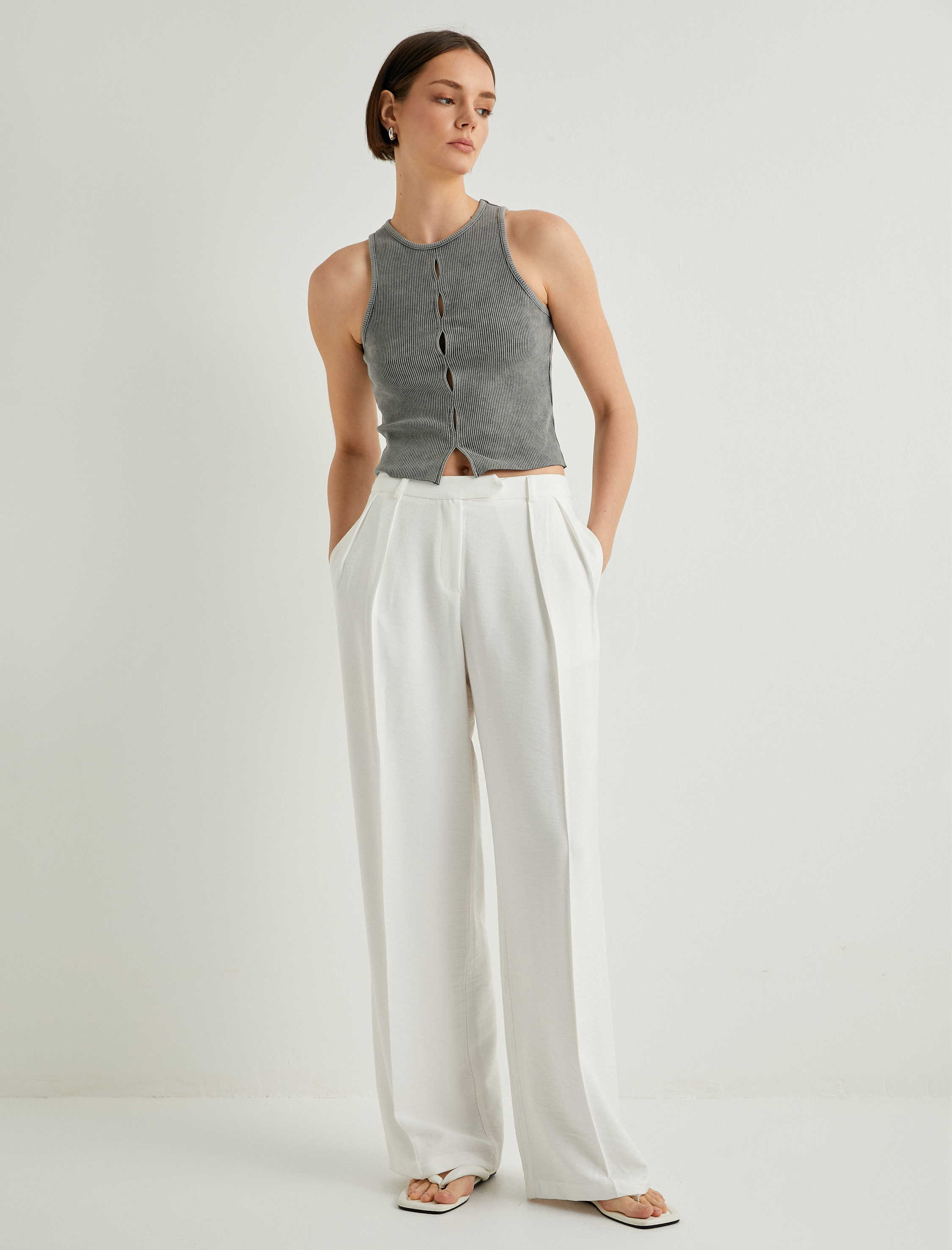   Fitilli Halter Yaka Atlet Pencere Detaylı