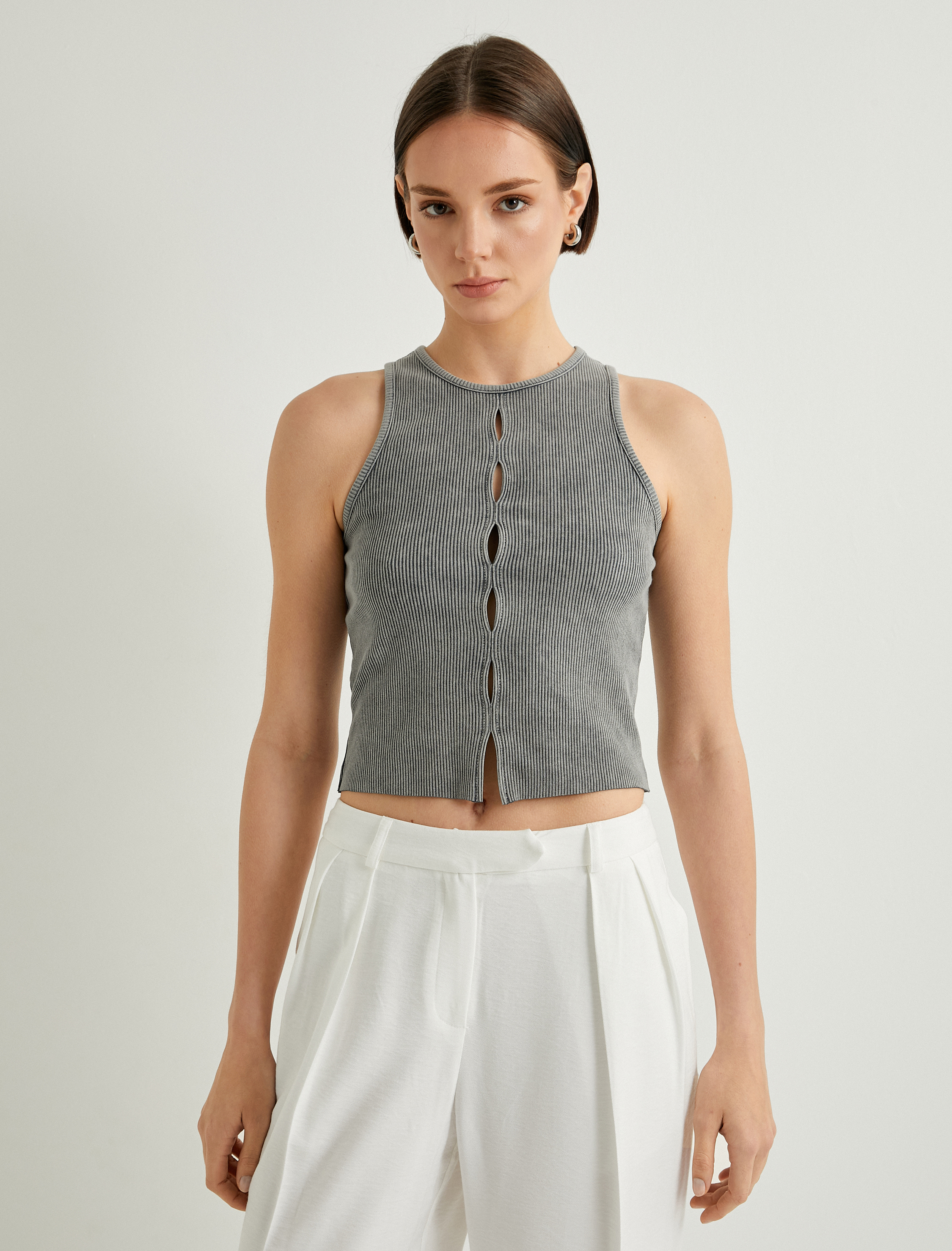   Fitilli Halter Yaka Atlet Pencere Detaylı