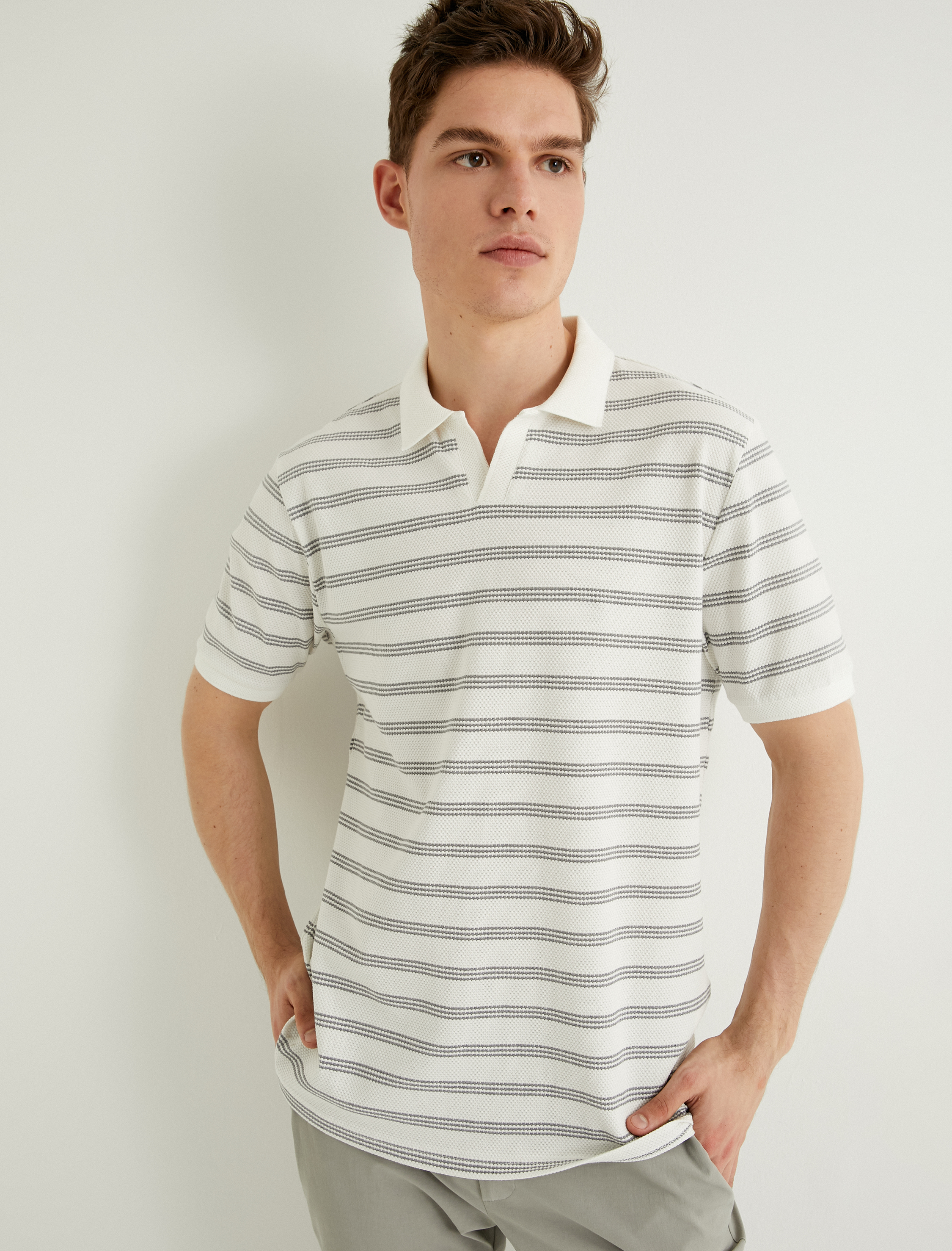   V Yaka Polo Tişört Dokulu Kısa Kollu Pamuklu