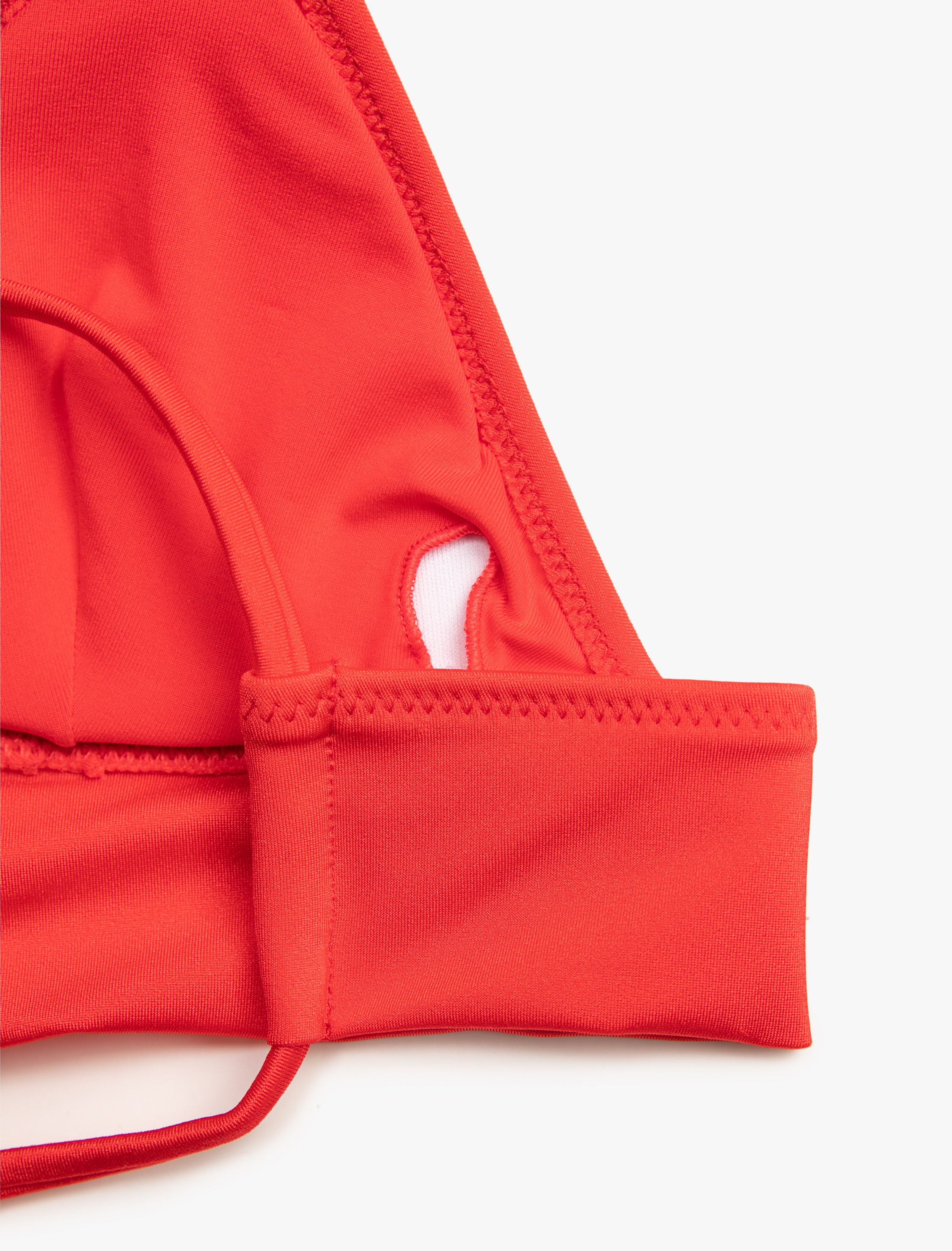   Üçgen Bikini Üstü Kaplı Çapraz Askı Detaylı