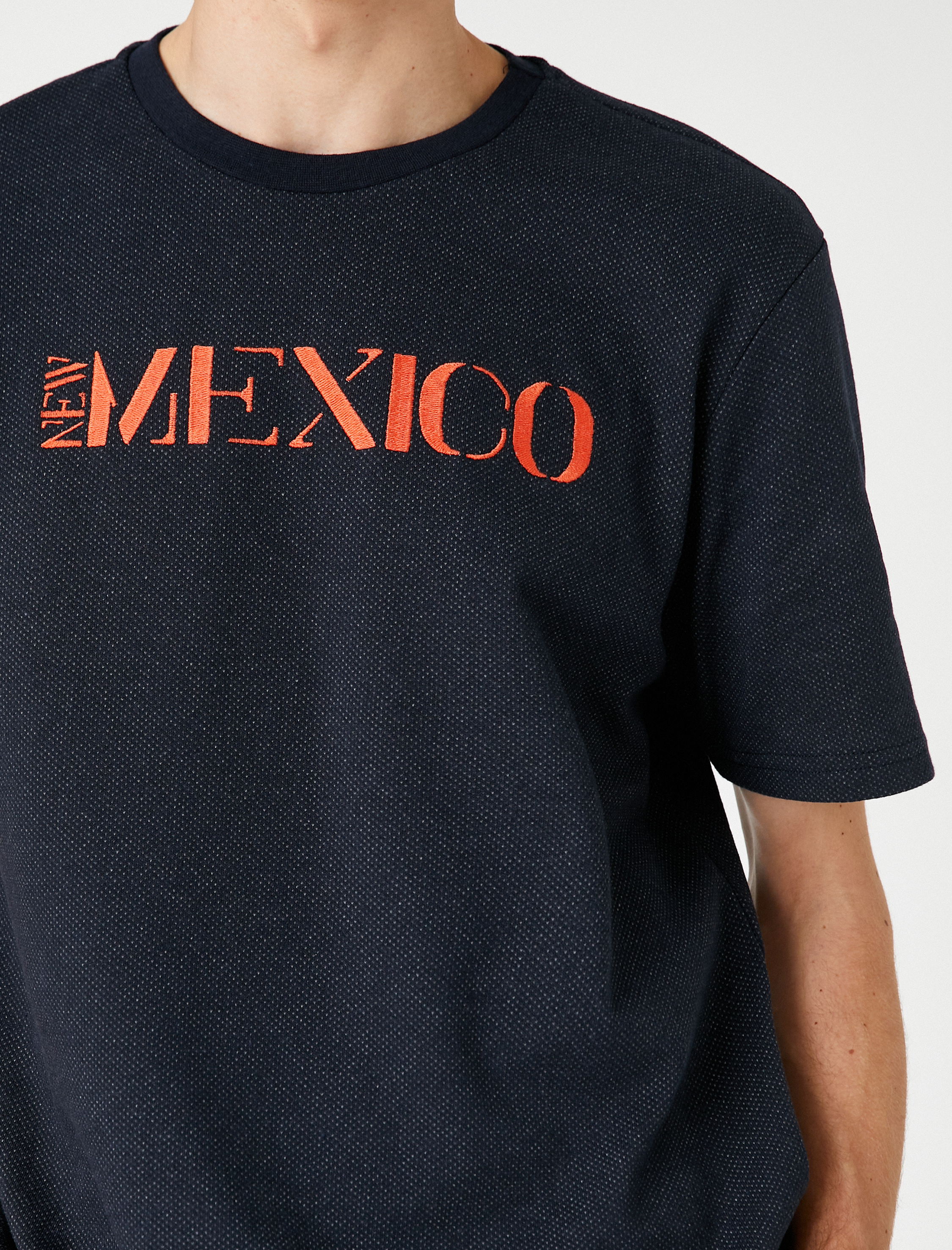   Dokuma Tişört Yazı İşlemeli Bisiklet Yaka Kısa Kollu