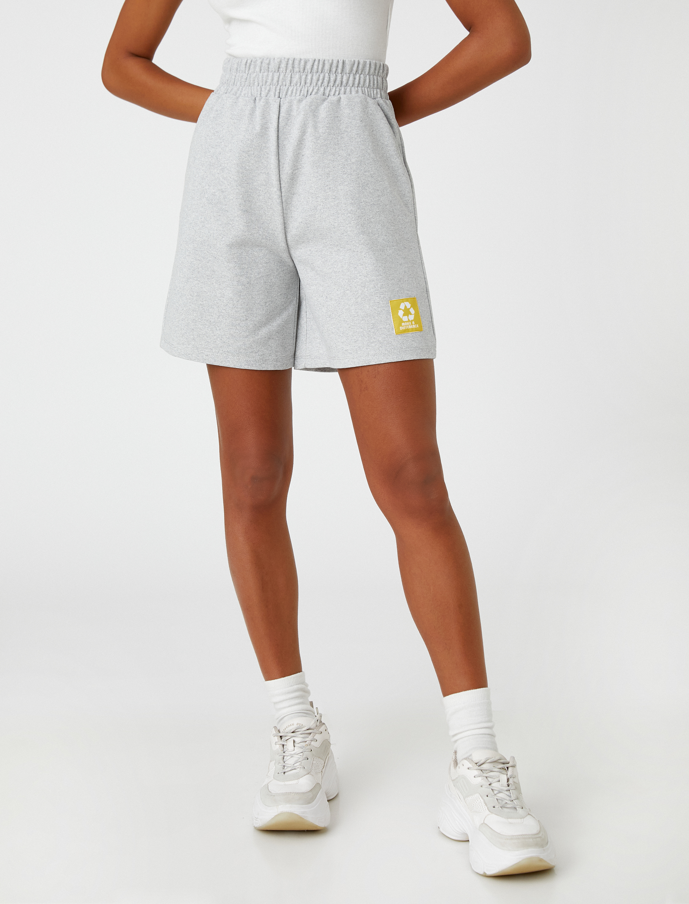   Mini Şort Beli Kalın Lastikli Cepli Etiket Detaylı