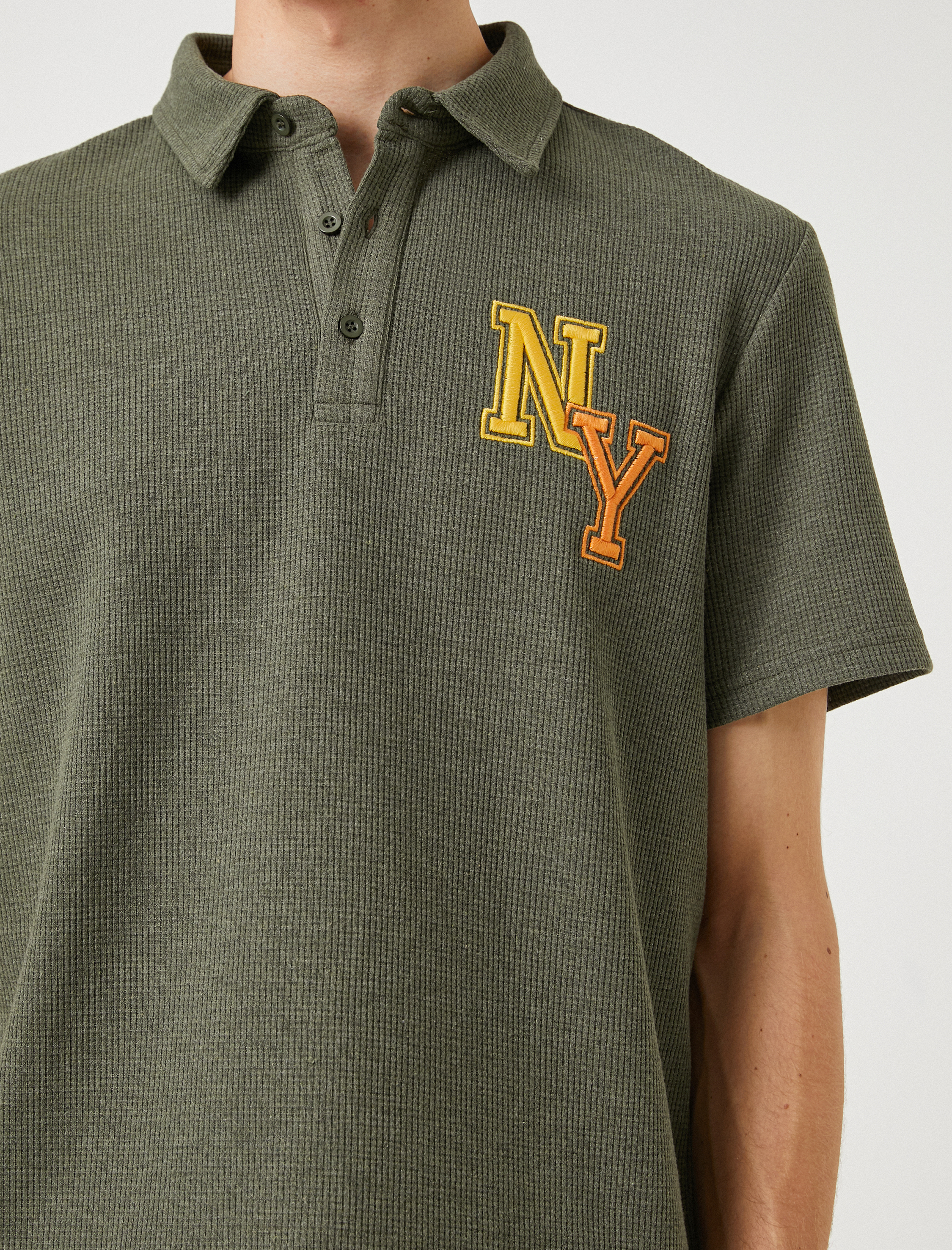   Kolej Tişört Polo Yaka Düğme Detaylı İşlemeli