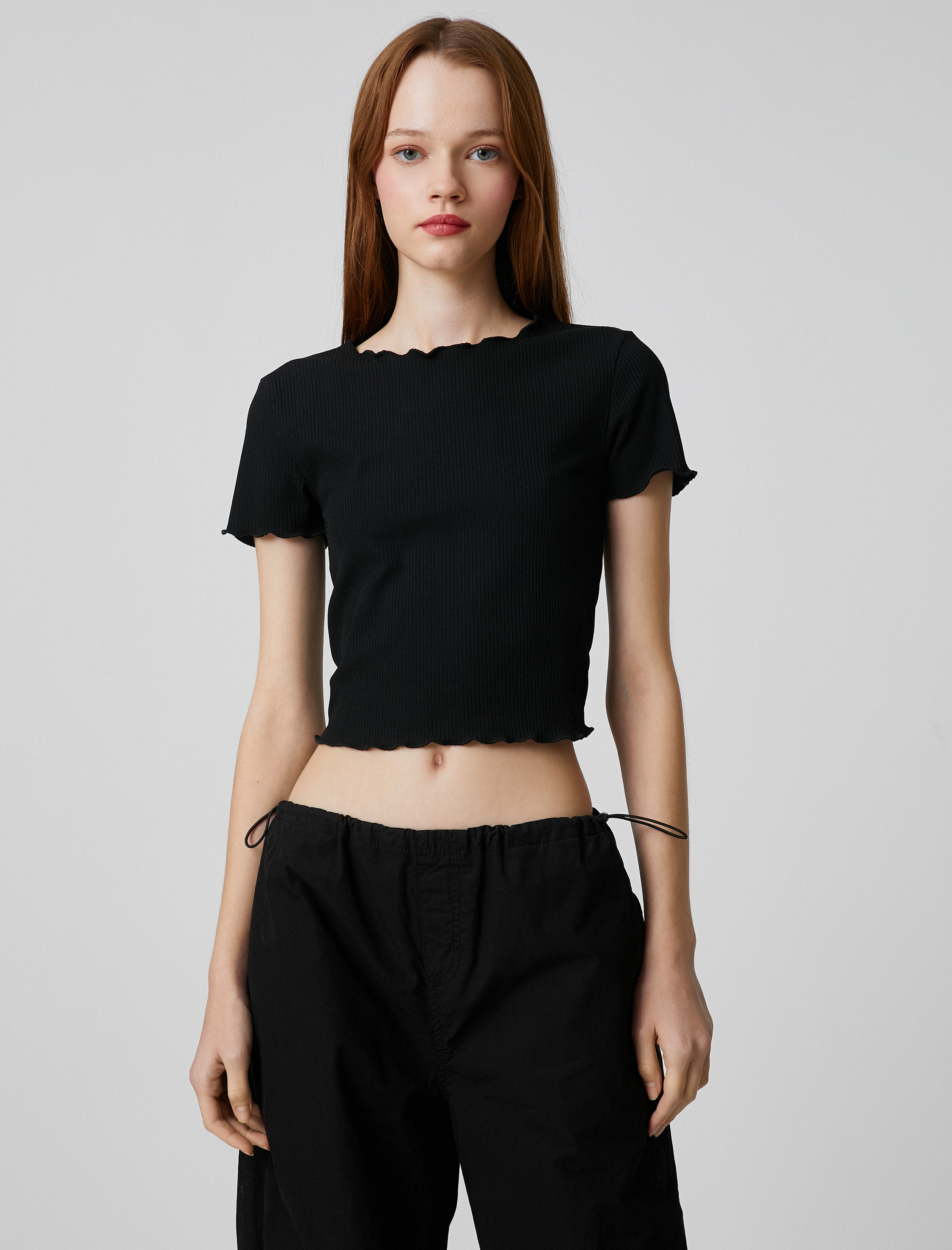   Crop Tişört Kısa Kollu Bisiklet Yaka Fırfır Detaylı