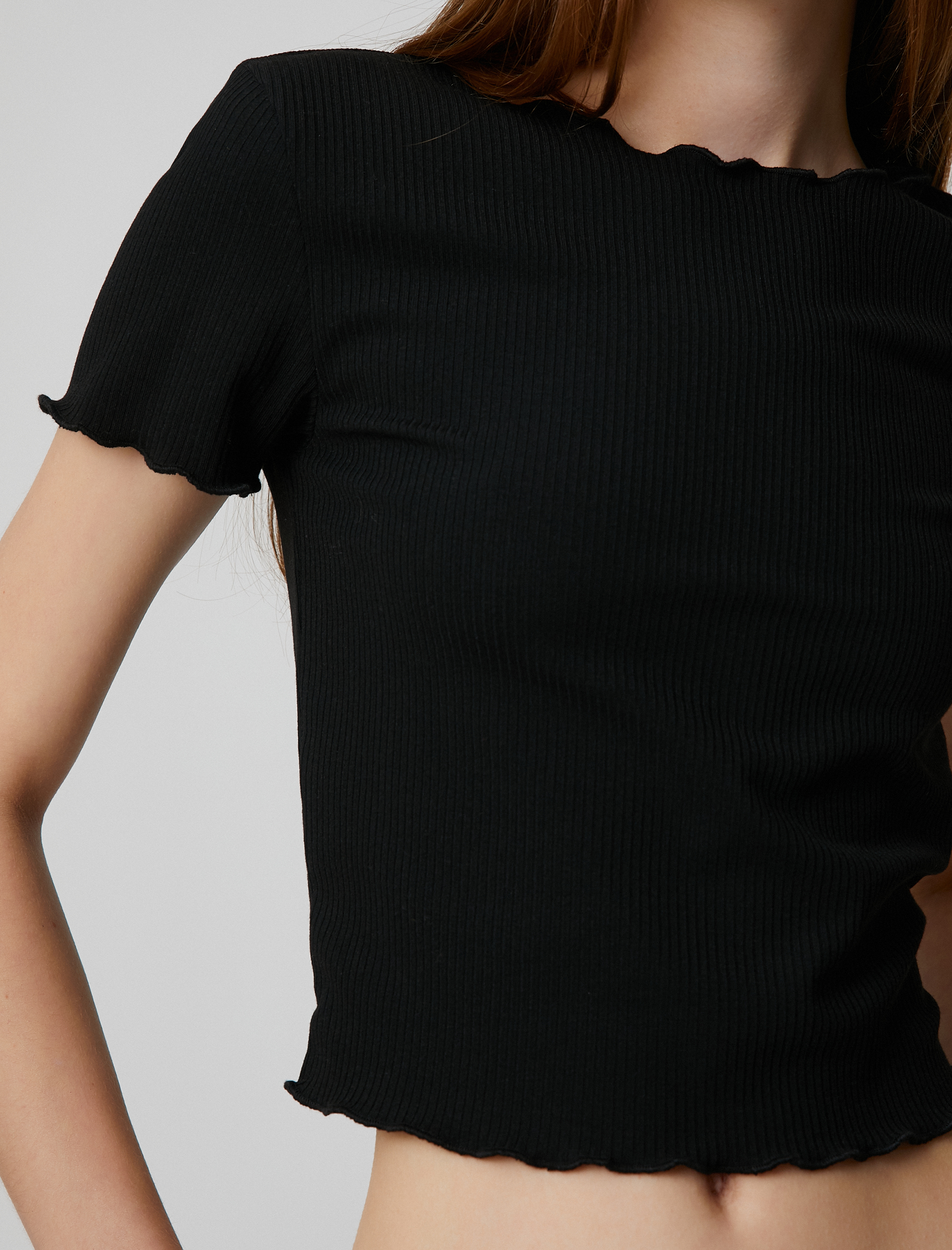   Crop Tişört Kısa Kollu Bisiklet Yaka Fırfır Detaylı