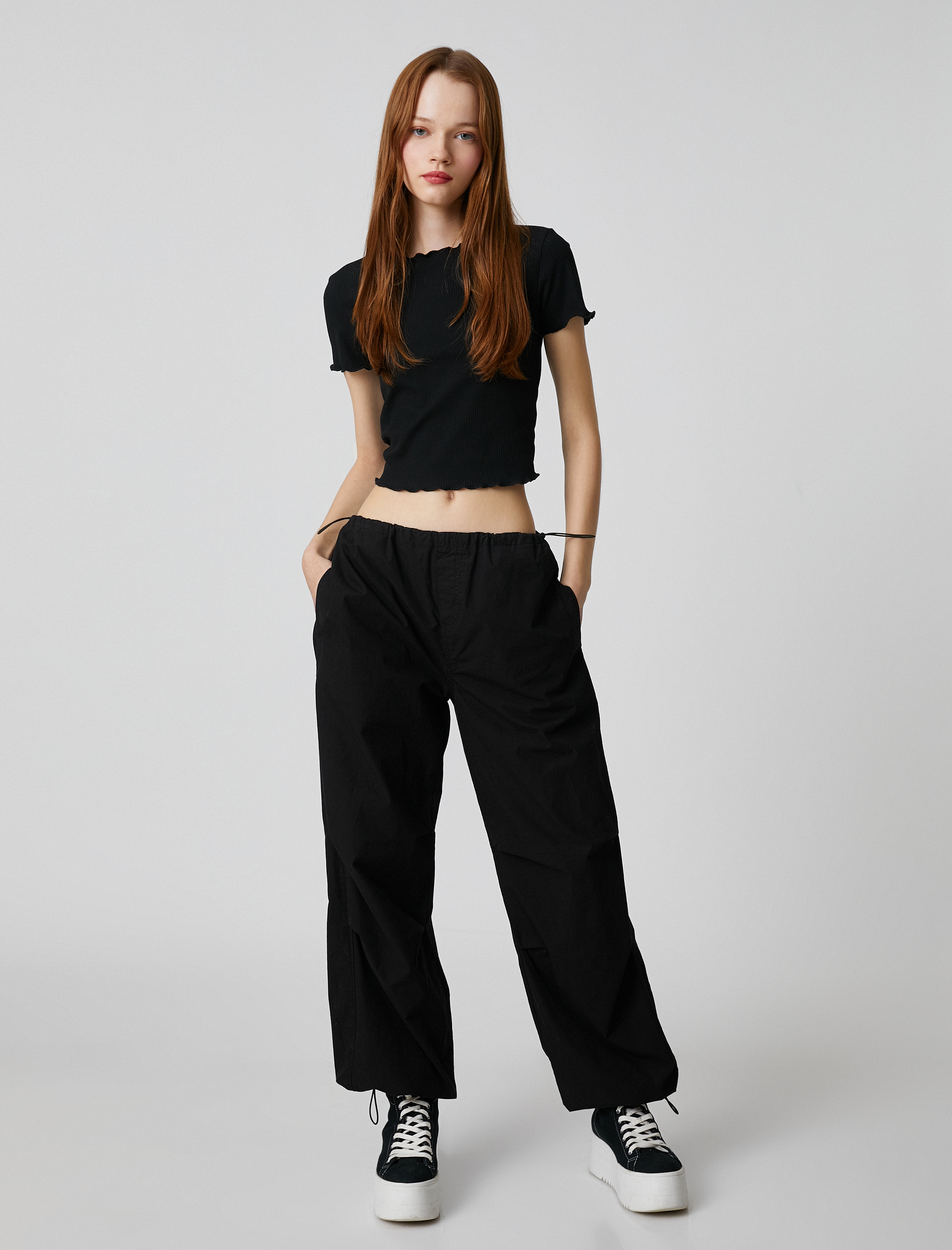   Crop Tişört Kısa Kollu Bisiklet Yaka Fırfır Detaylı