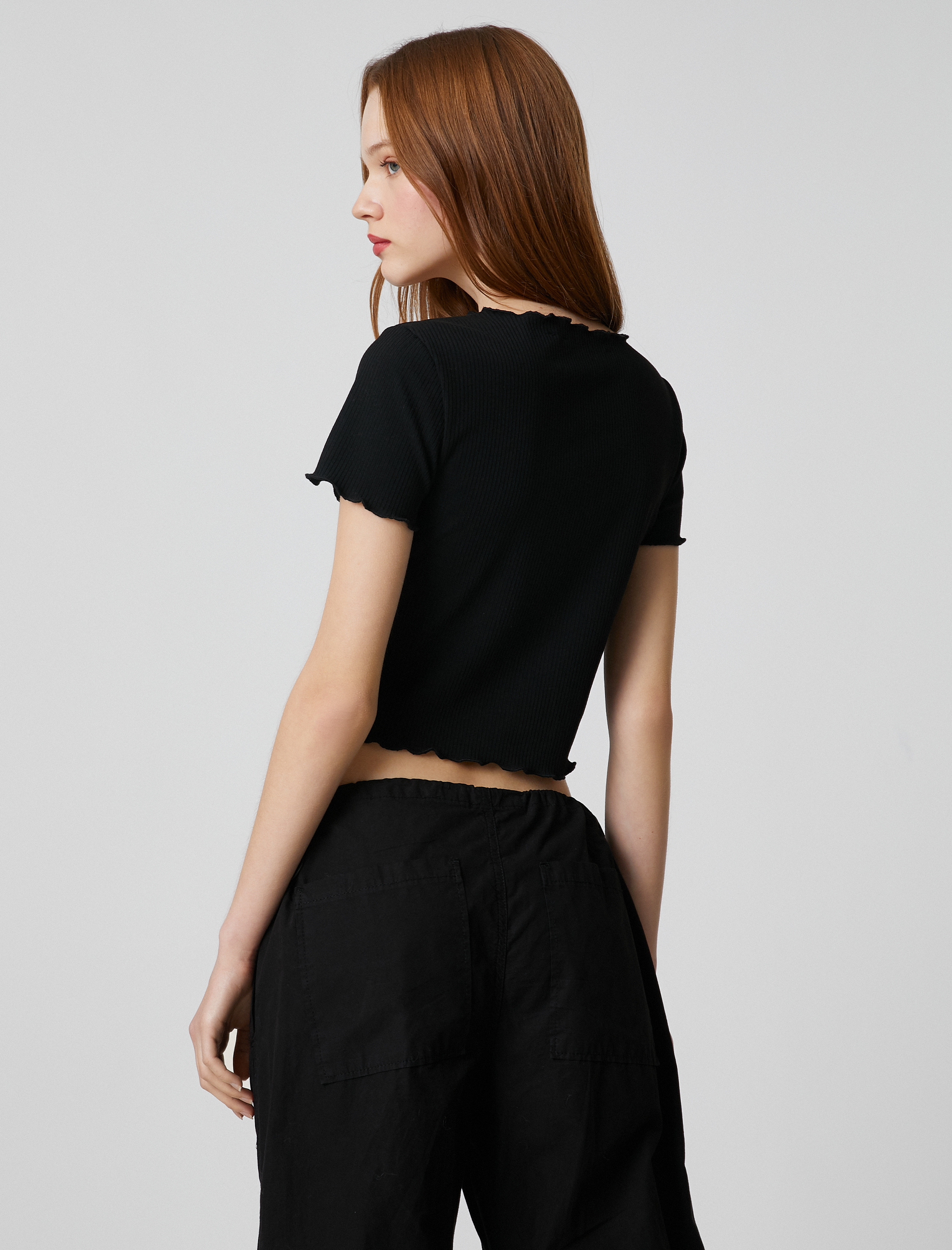   Crop Tişört Kısa Kollu Bisiklet Yaka Fırfır Detaylı