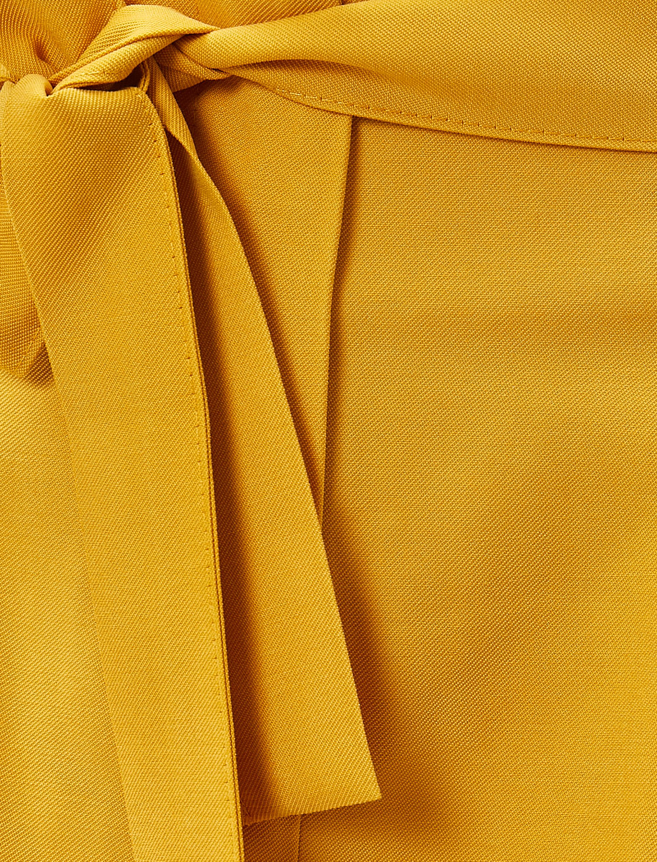   İpeksi Dokulu Şort Kemer Detaylı