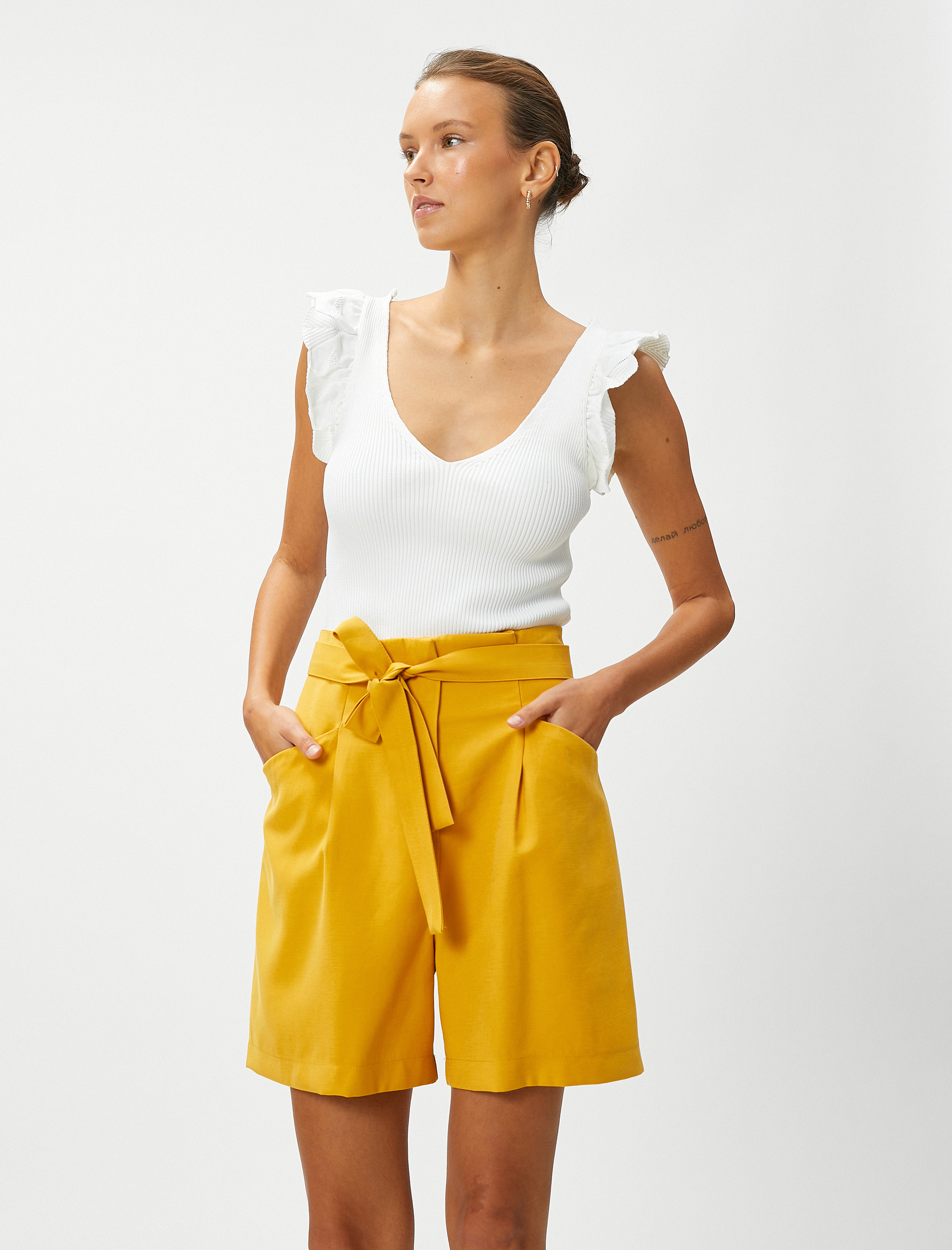   İpeksi Dokulu Şort Kemer Detaylı