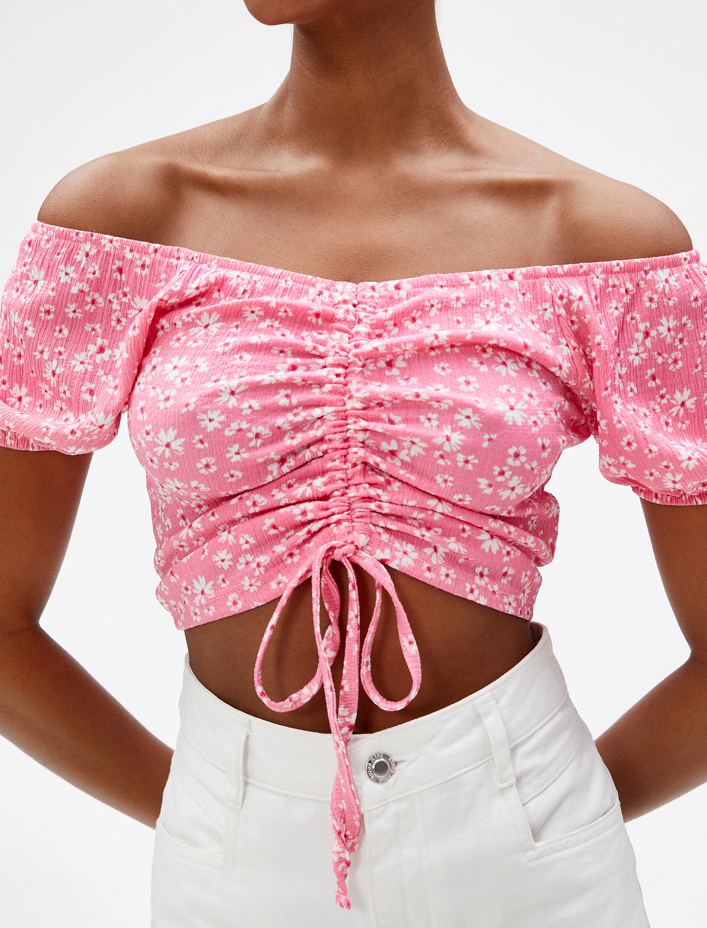   Crop Tişört Çiçekli Omuzları Açık Kısa Kollu Bağlama Detaylı