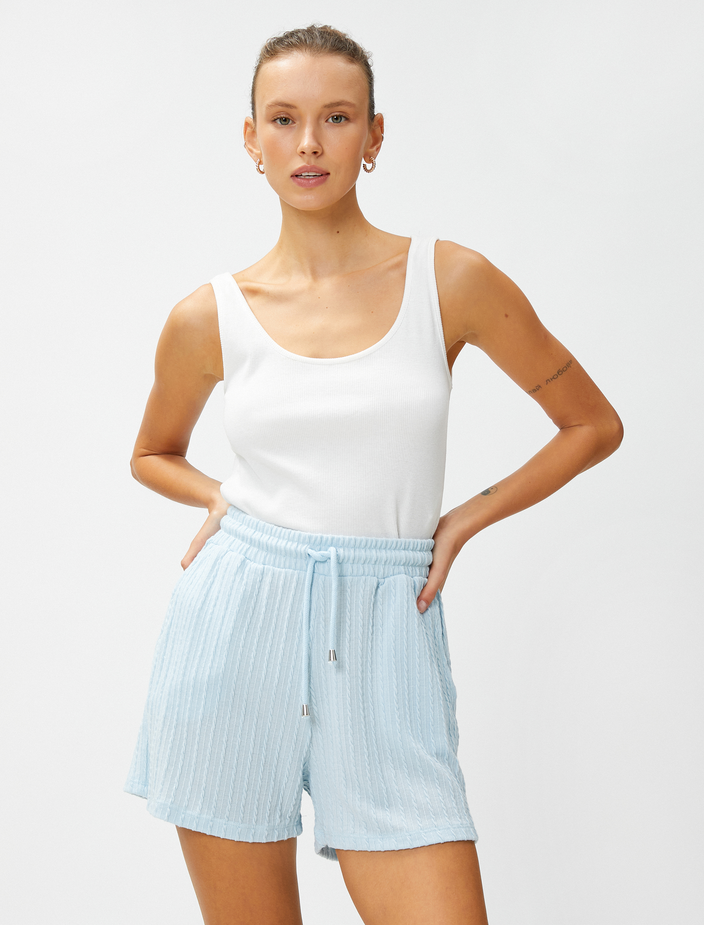   Beli Bağlamalı Şort Örgü Motifli