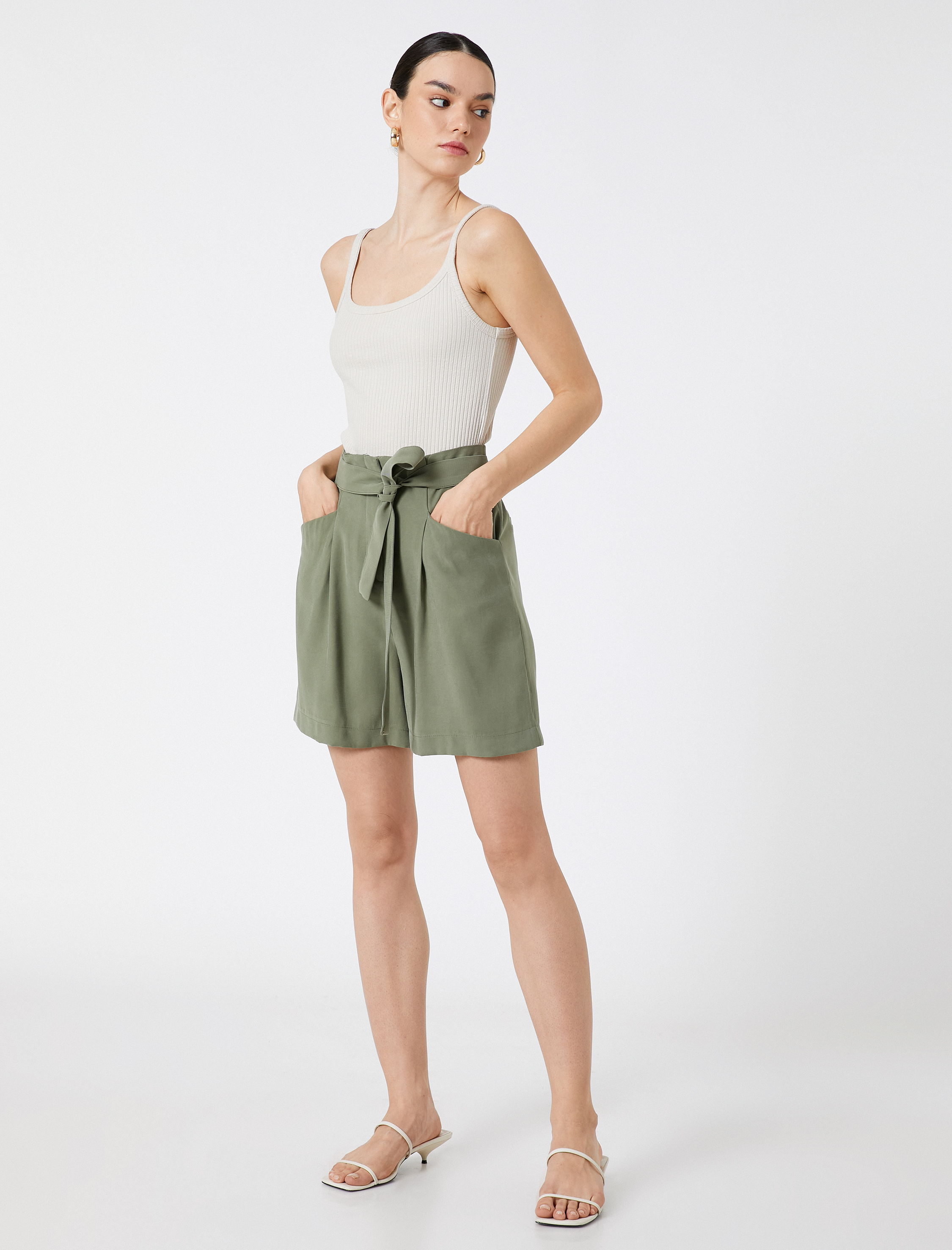   İpeksi Dokulu Şort Kemerli Cepli