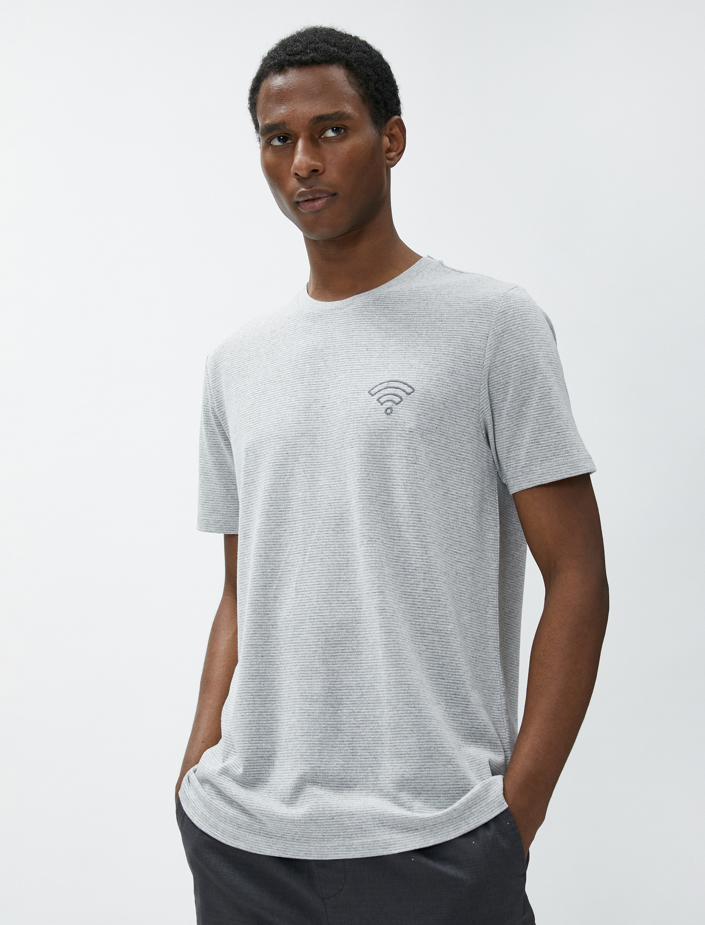   İşleme Detaylı Tişört Dokulu Bisiklet Yaka Kısa Kollu