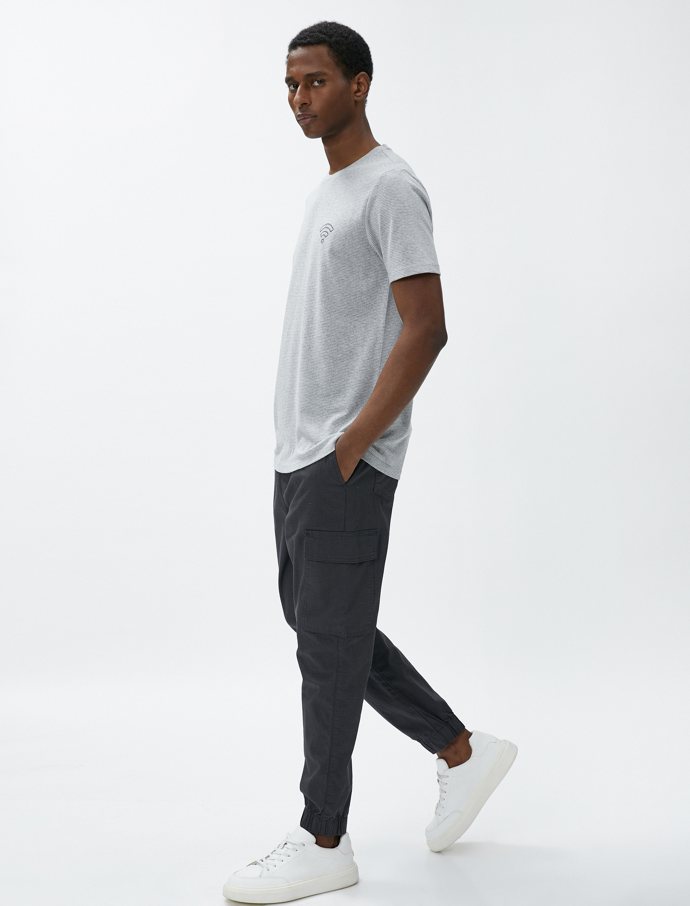   İşleme Detaylı Tişört Dokulu Bisiklet Yaka Kısa Kollu