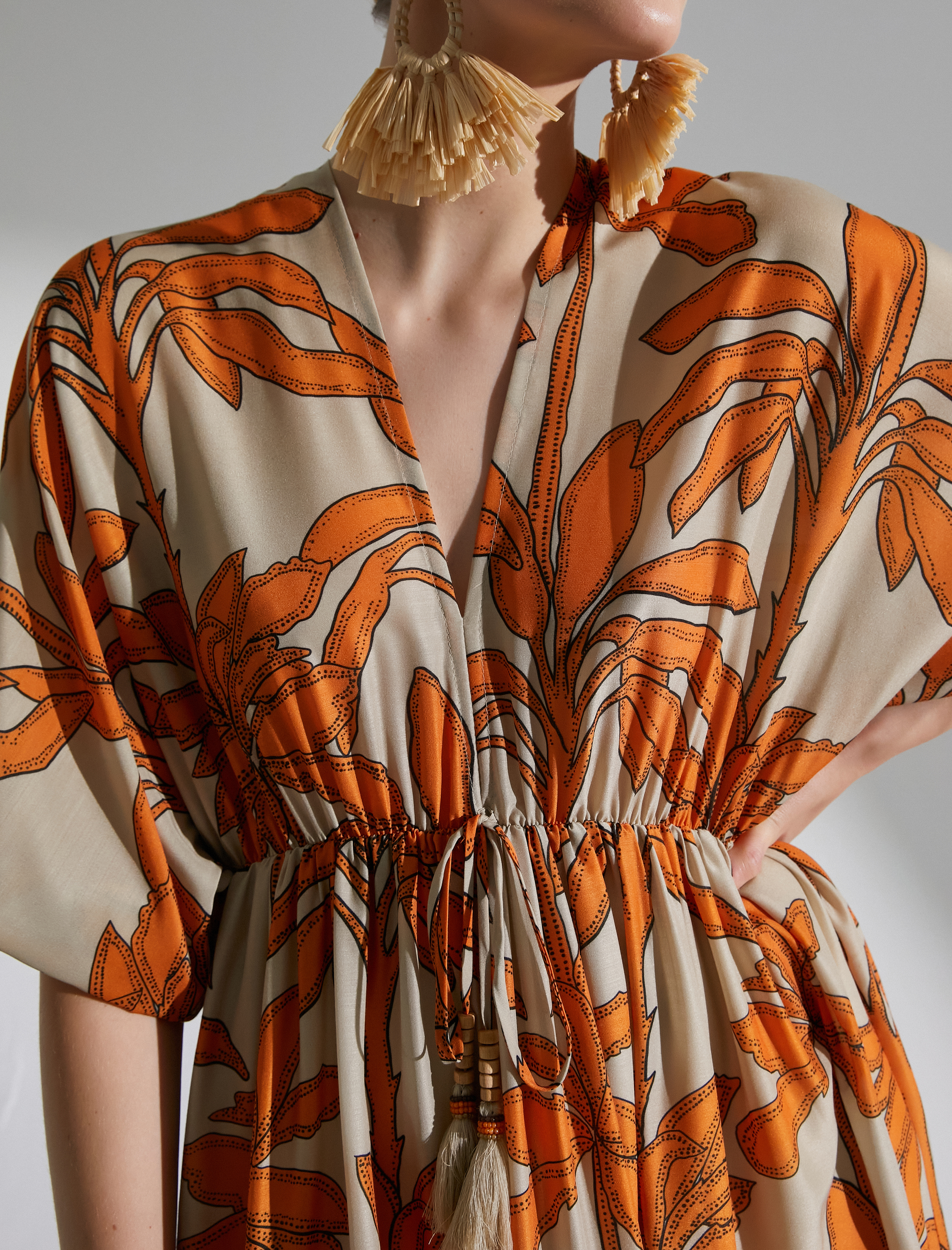   Melis Ağazat X Koton - Etnik Desenli V Yaka Katlı Midi Elbise