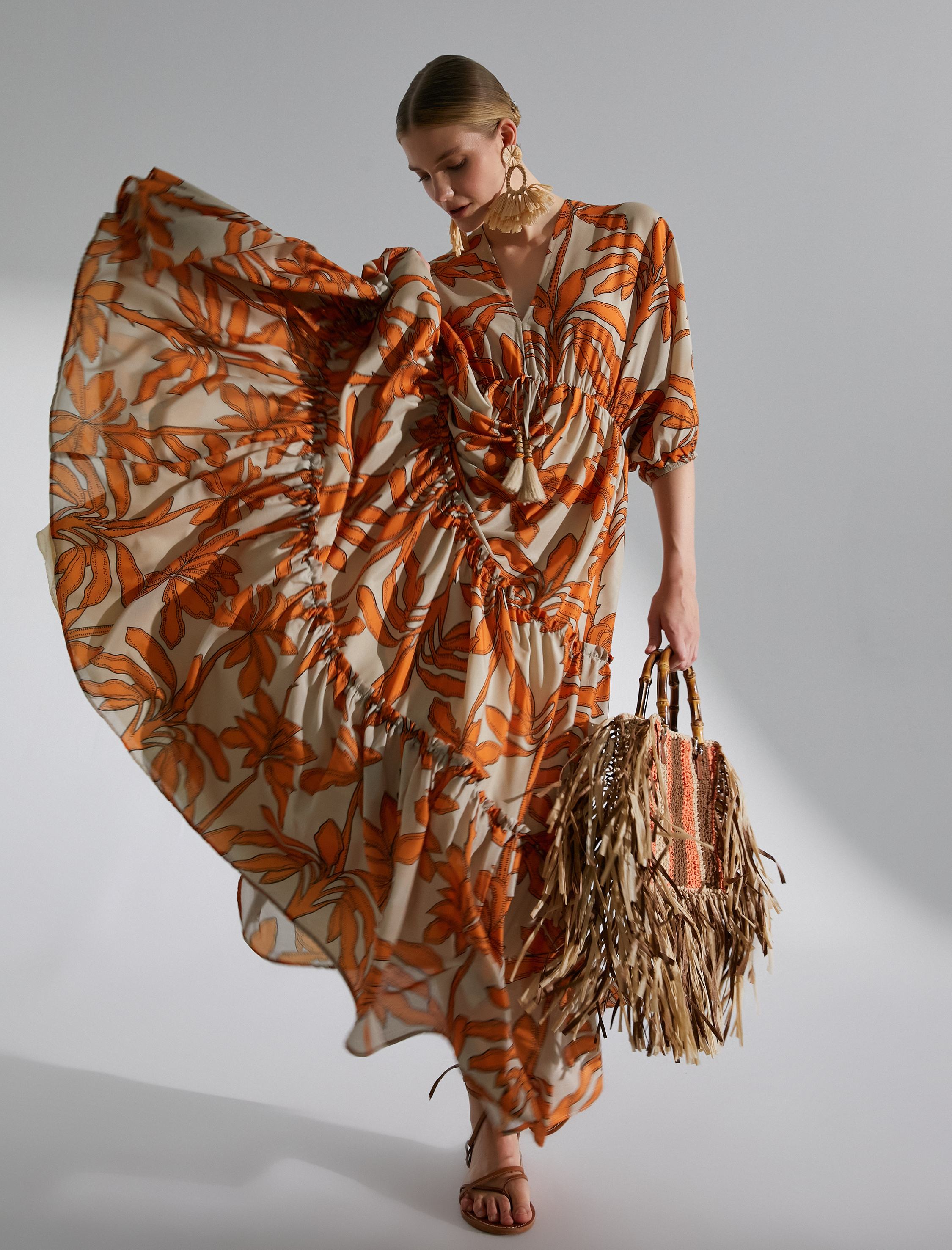   Melis Ağazat X Koton - Etnik Desenli V Yaka Katlı Midi Elbise