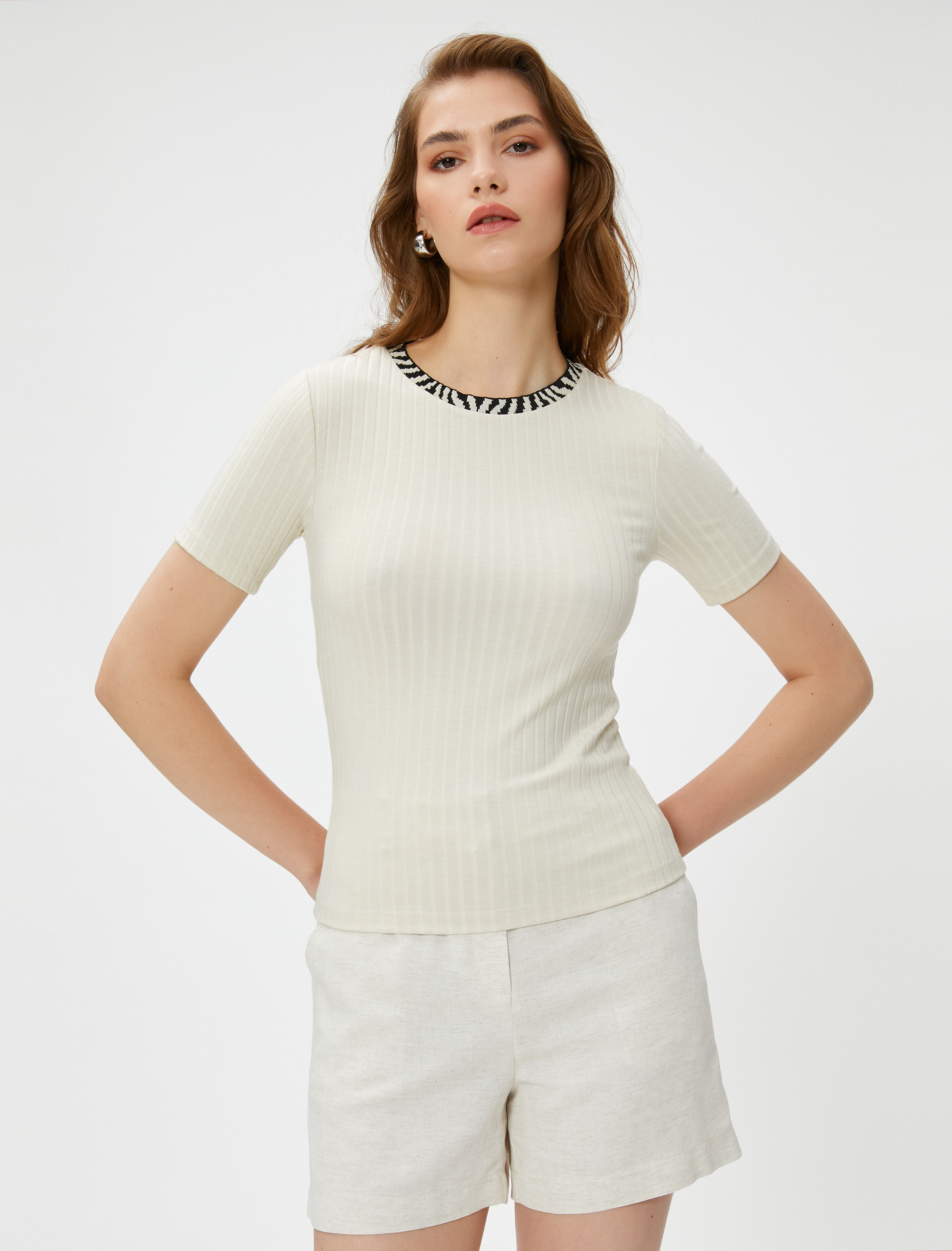   Melis Ağazat X Koton - Yaka Detaylı Ribanalı Tişört