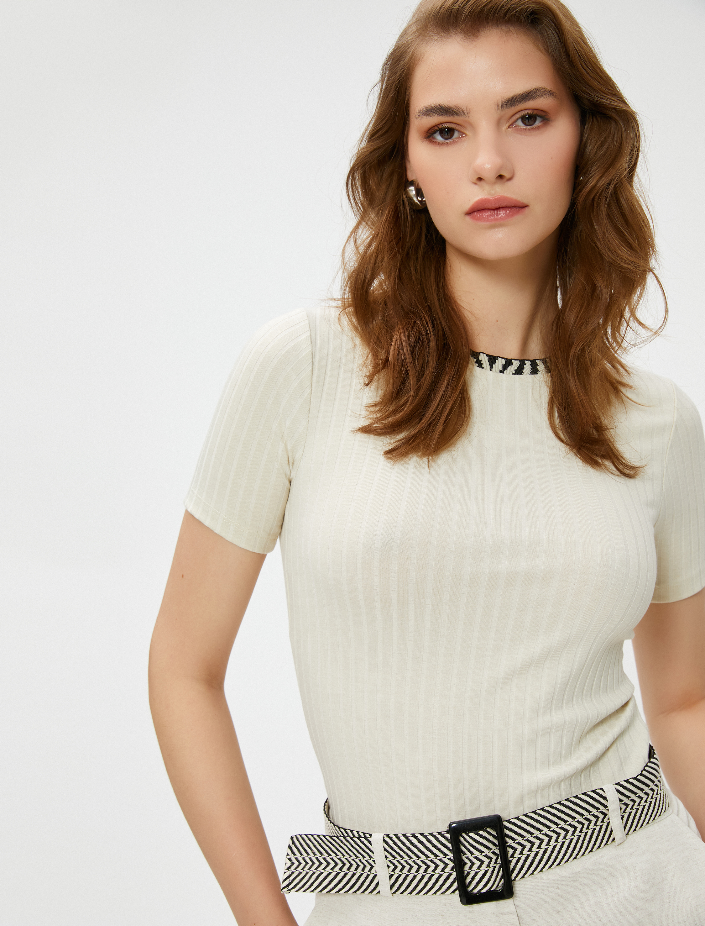   Melis Ağazat X Koton - Yaka Detaylı Ribanalı Tişört