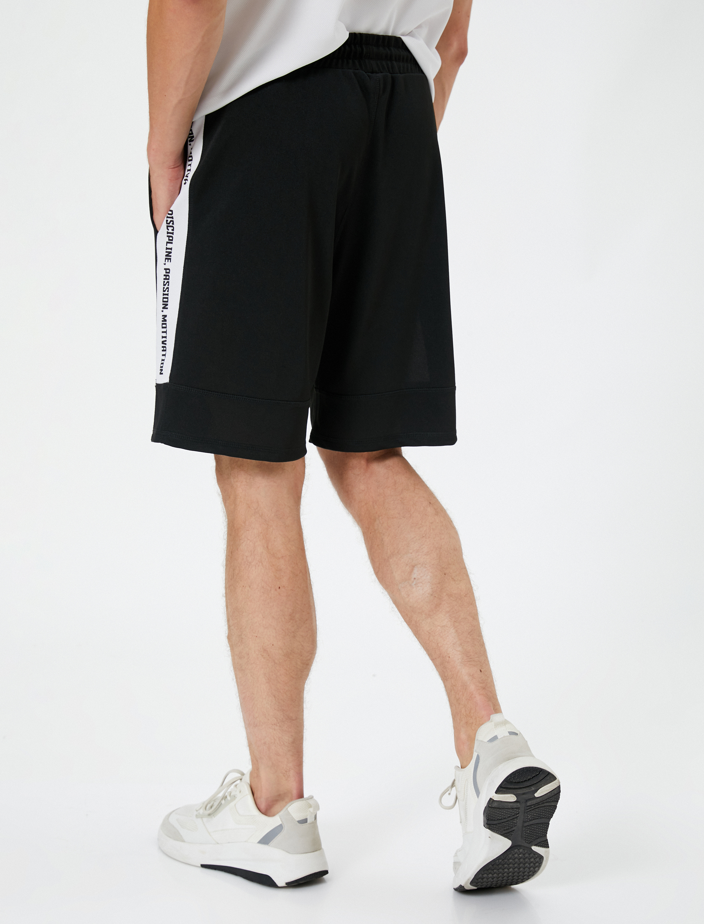   Spor Şort Beli Bağcıklı Slogan Baskılı Cep Detaylı