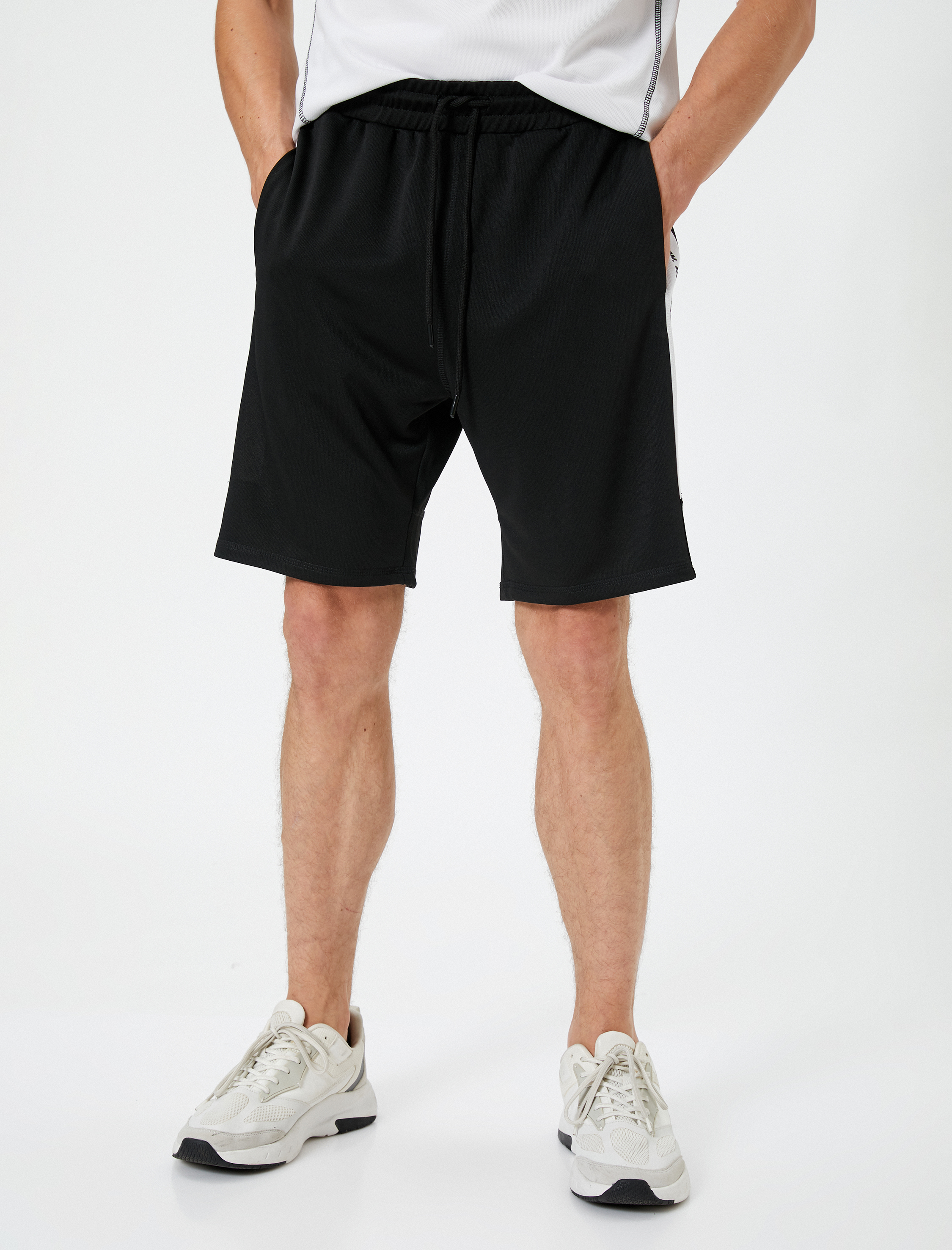   Spor Şort Beli Bağcıklı Slogan Baskılı Cep Detaylı