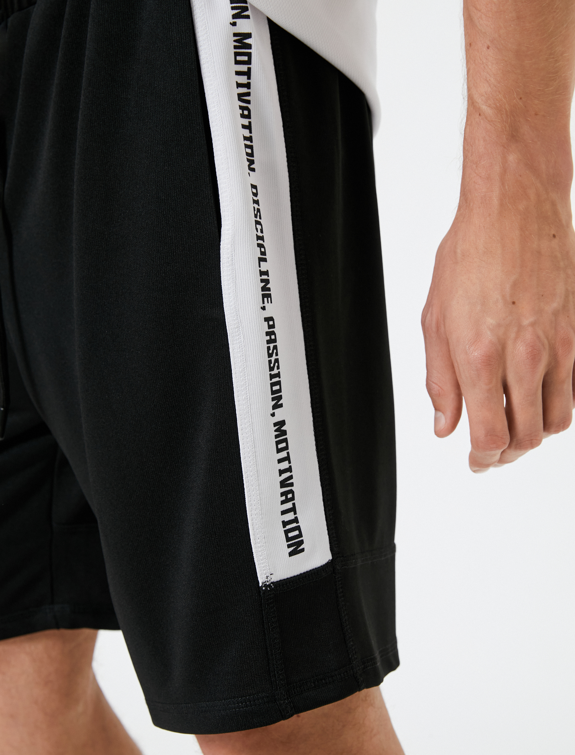   Spor Şort Beli Bağcıklı Slogan Baskılı Cep Detaylı