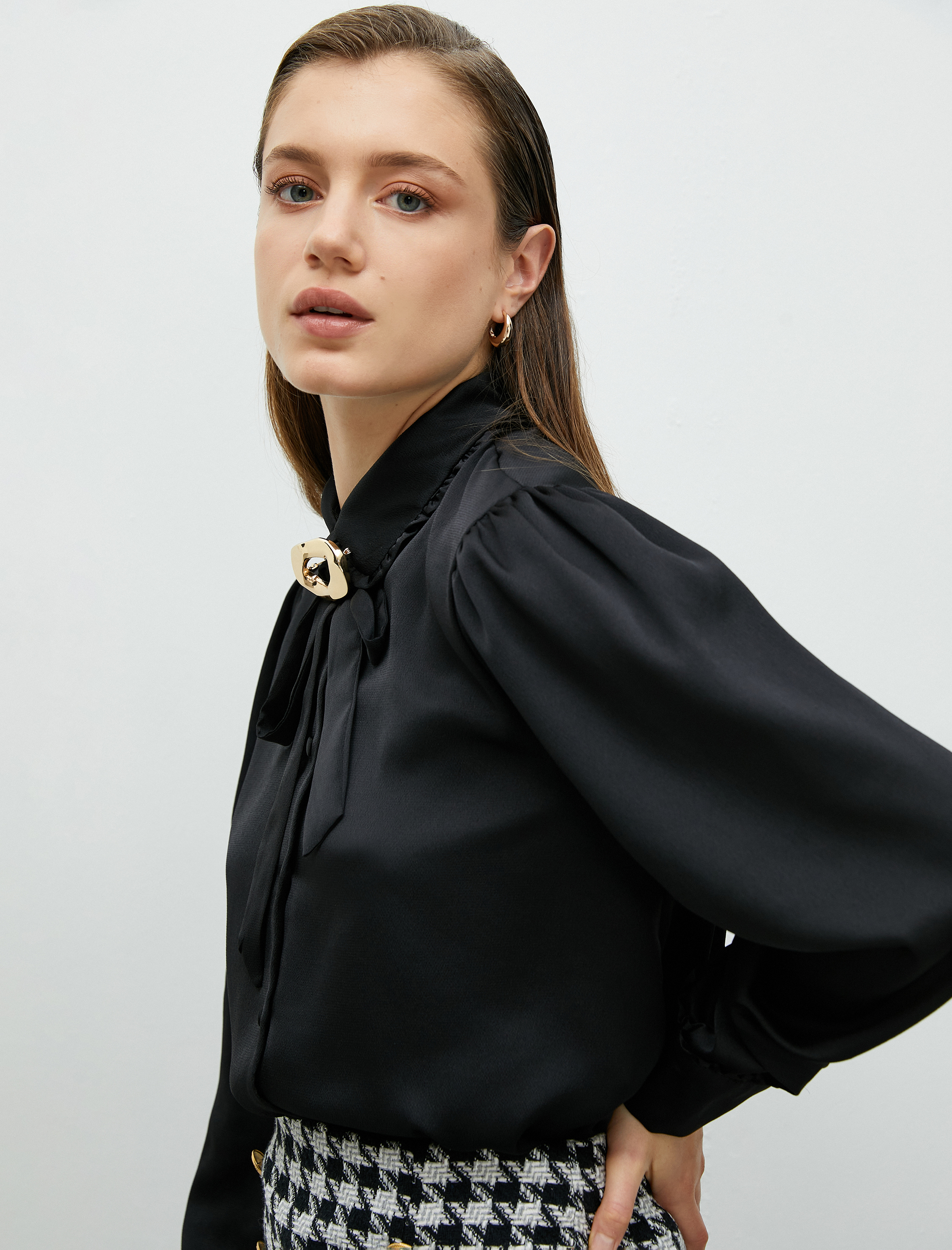   Saten Gömlek Uzun Kollu Fular Yaka Fırfırlı Regular Fit