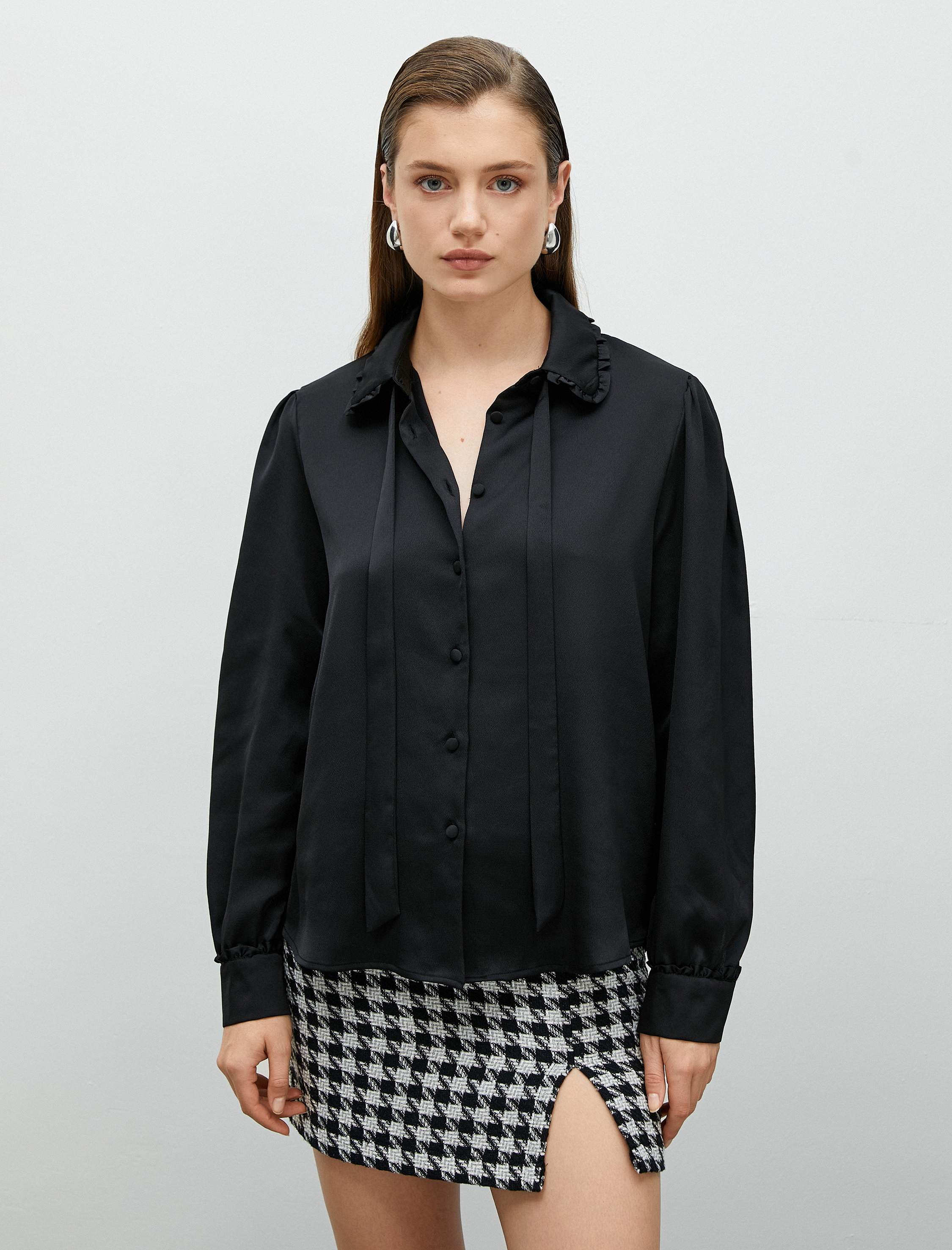   Saten Gömlek Uzun Kollu Fular Yaka Fırfırlı Regular Fit