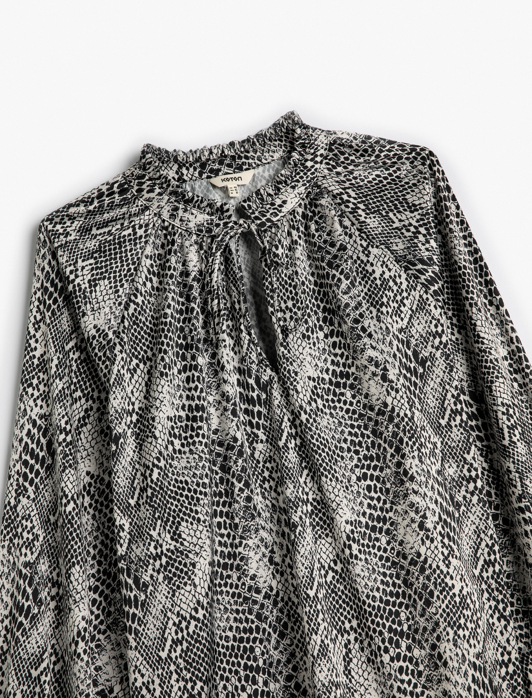   Uzun Kollu Bluz Yılan Derisi Desenli Pencere Detaylı