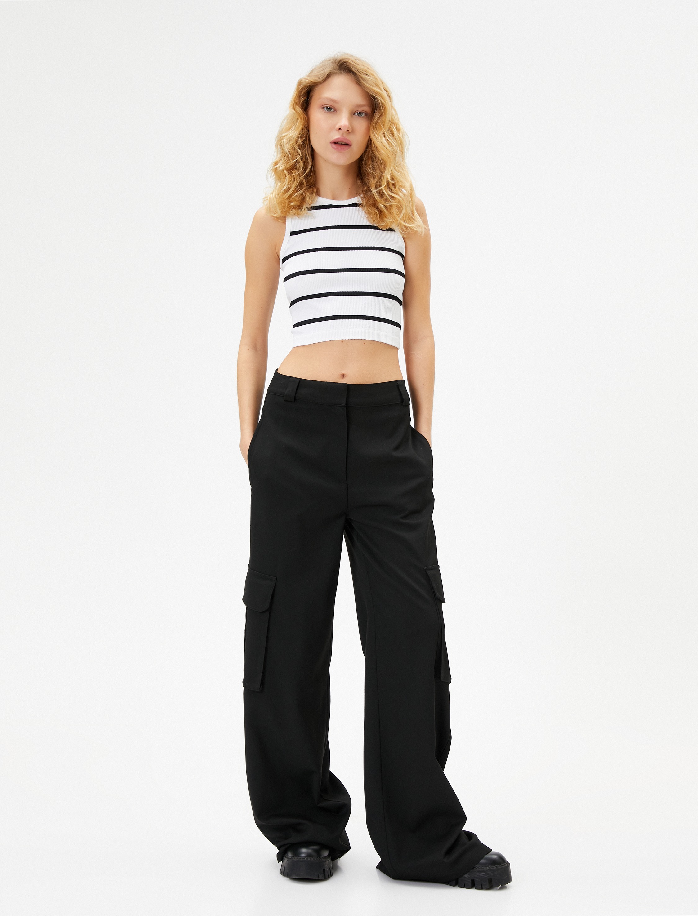   Crop Atlet Bisiklet Yaka Kolsuz Slim Fit Ribanalı