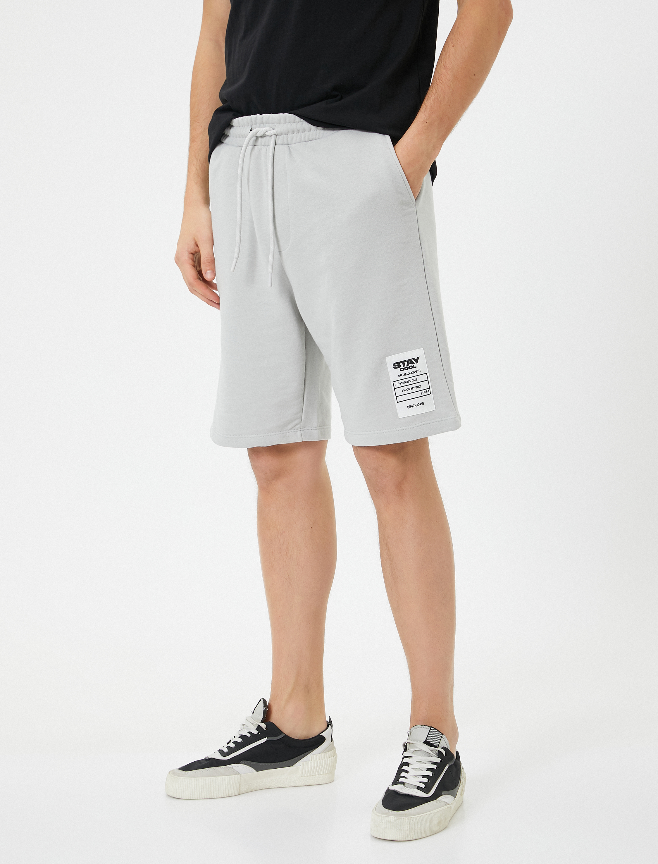   Bermuda Şort Etiket Baskılı Beli Bağcıklı Cep Detaylı