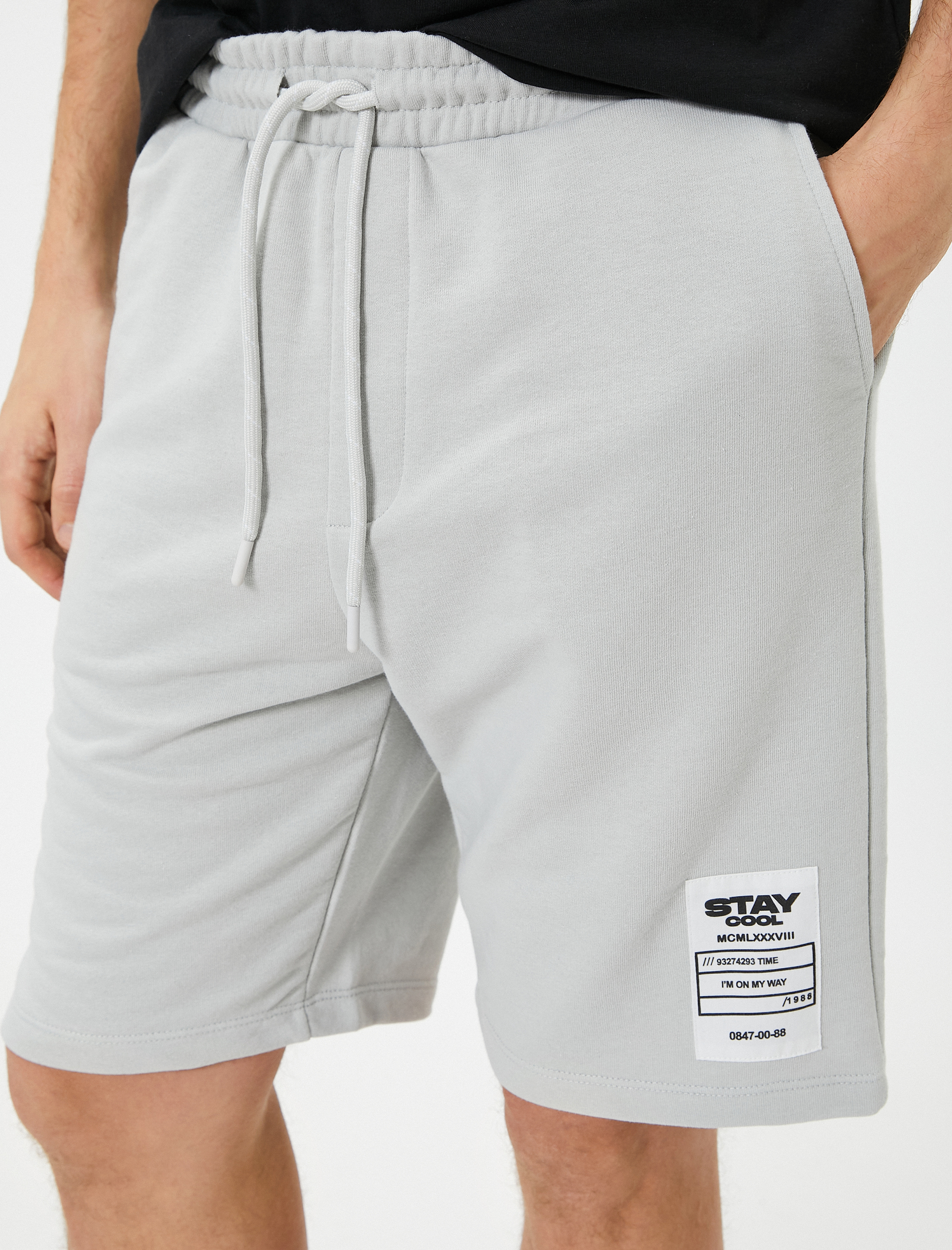   Bermuda Şort Etiket Baskılı Beli Bağcıklı Cep Detaylı