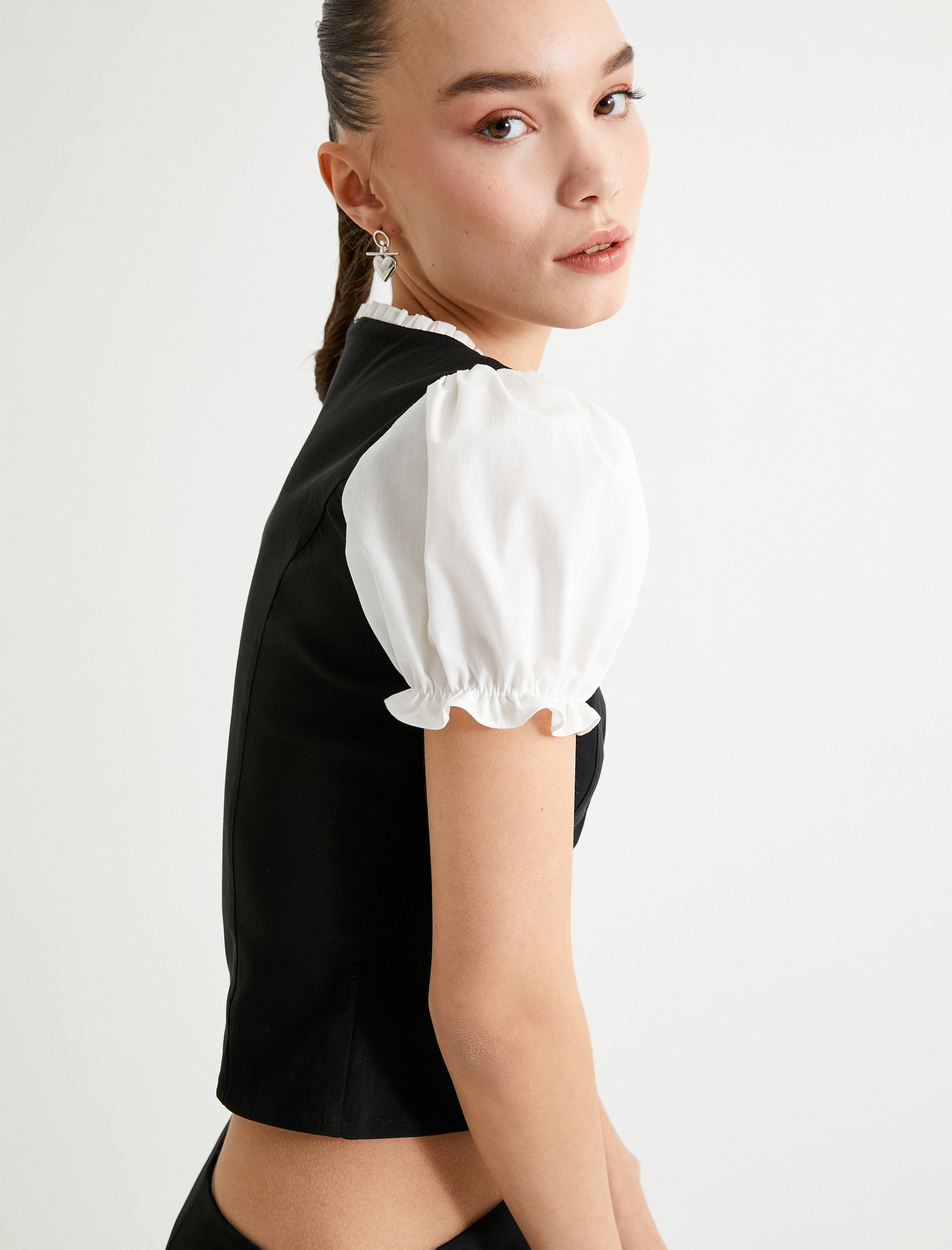   Balon Kol Bluz Renk Kontrastlı Fırfırlı Düğme Kapamalı Yuvarlak Yaka