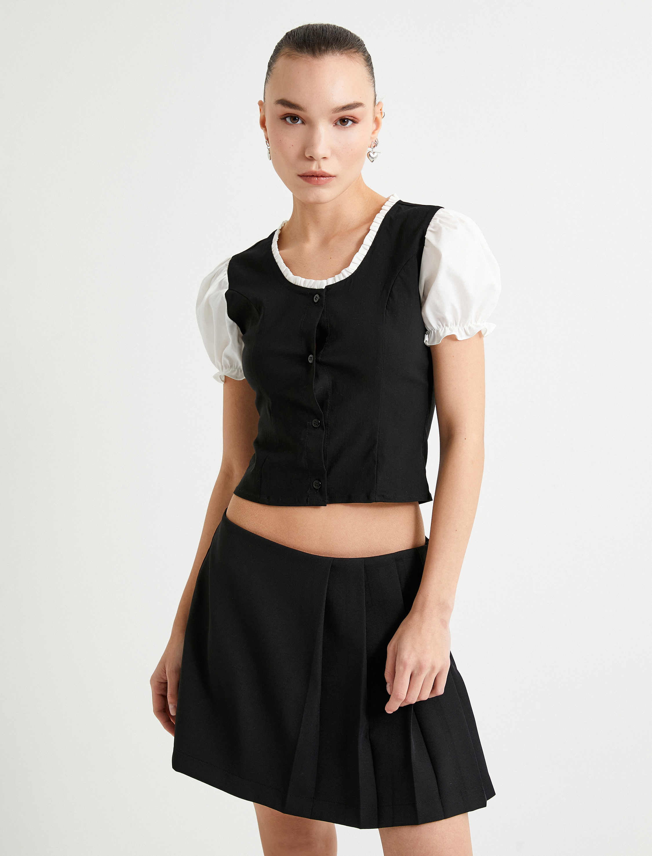   Balon Kol Bluz Renk Kontrastlı Fırfırlı Düğme Kapamalı Yuvarlak Yaka