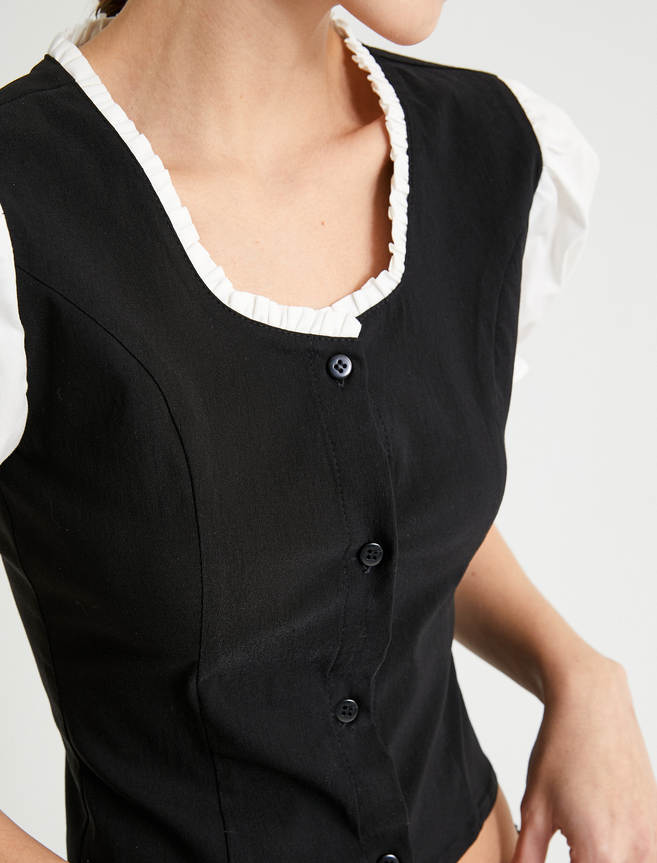   Balon Kol Bluz Renk Kontrastlı Fırfırlı Düğme Kapamalı Yuvarlak Yaka