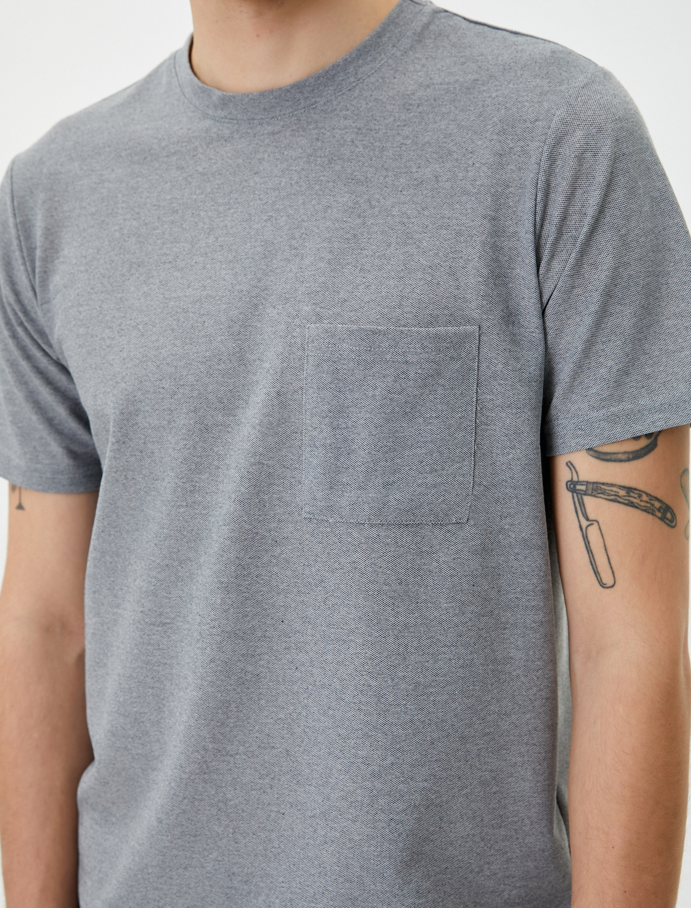   Bisiklet Yaka Tişört Cep Detaylı Kısa Kollu Dokulu