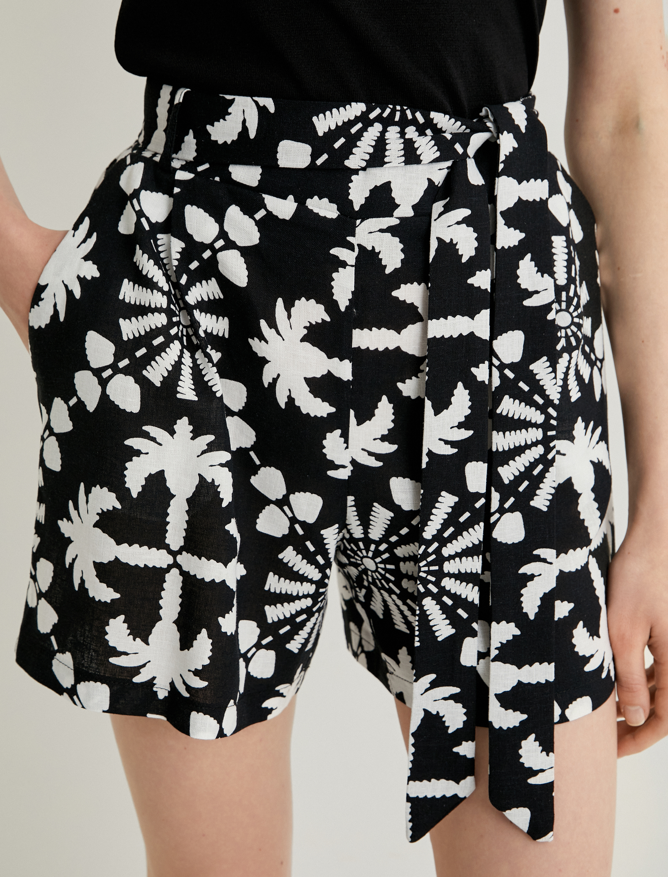   Keten Viskon Şort Cep Detaylı Normal Bel Kuşaklı