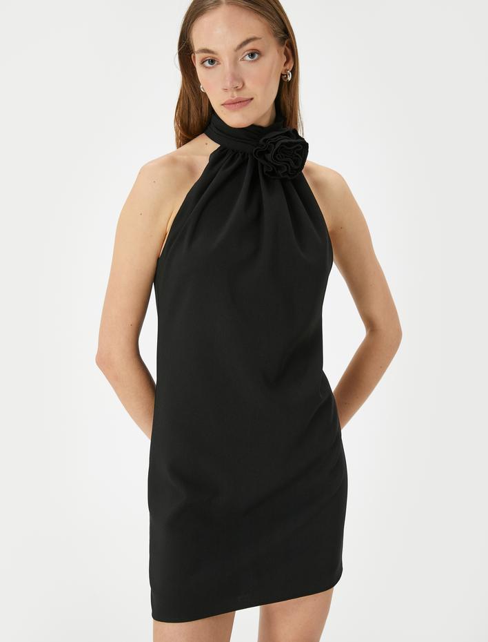  Halter Yaka Mini Elbise Gül Aplike Detaylı