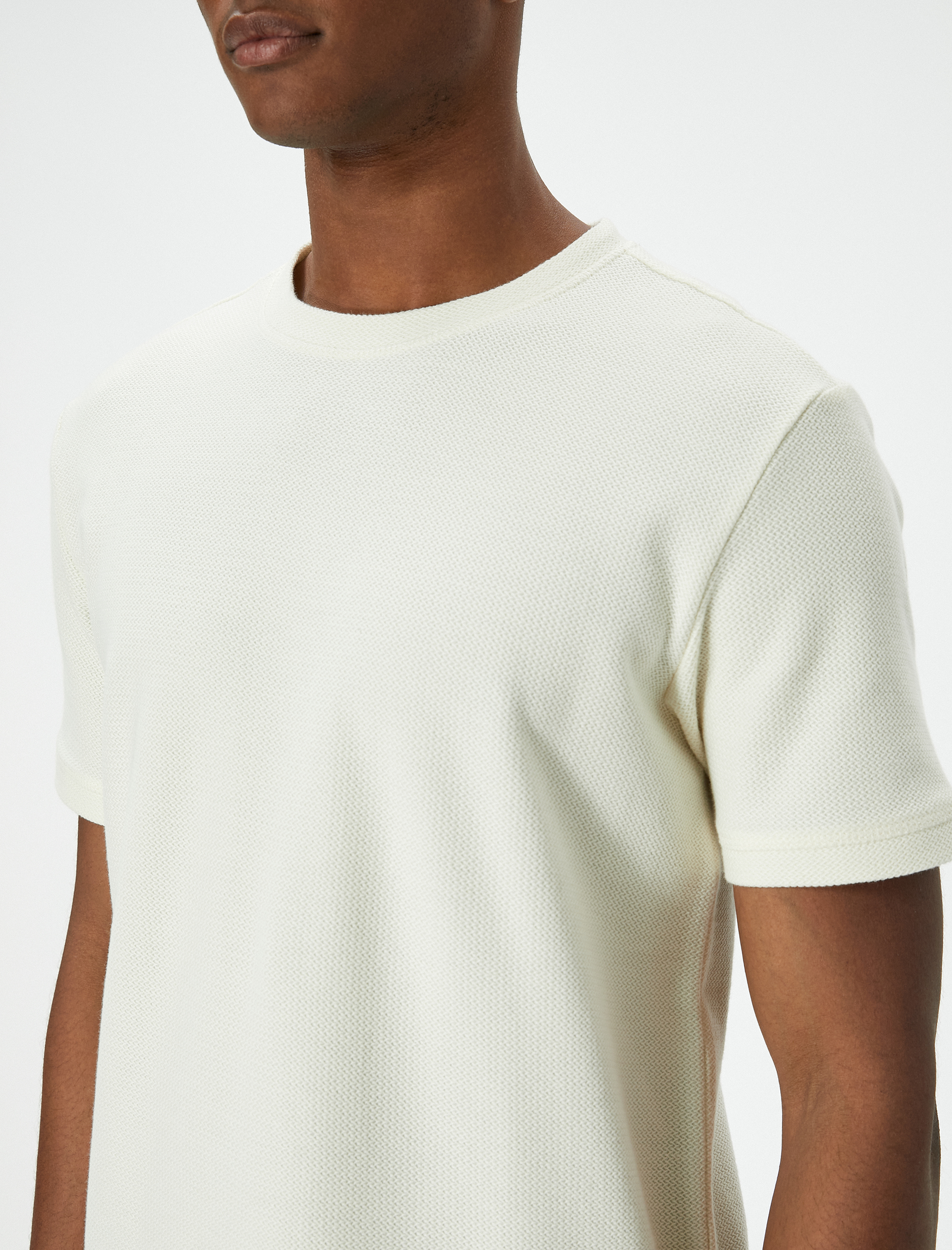   Basic Tişört Slim Fit Bisiklet Yaka Kısa Kollu Dokulu