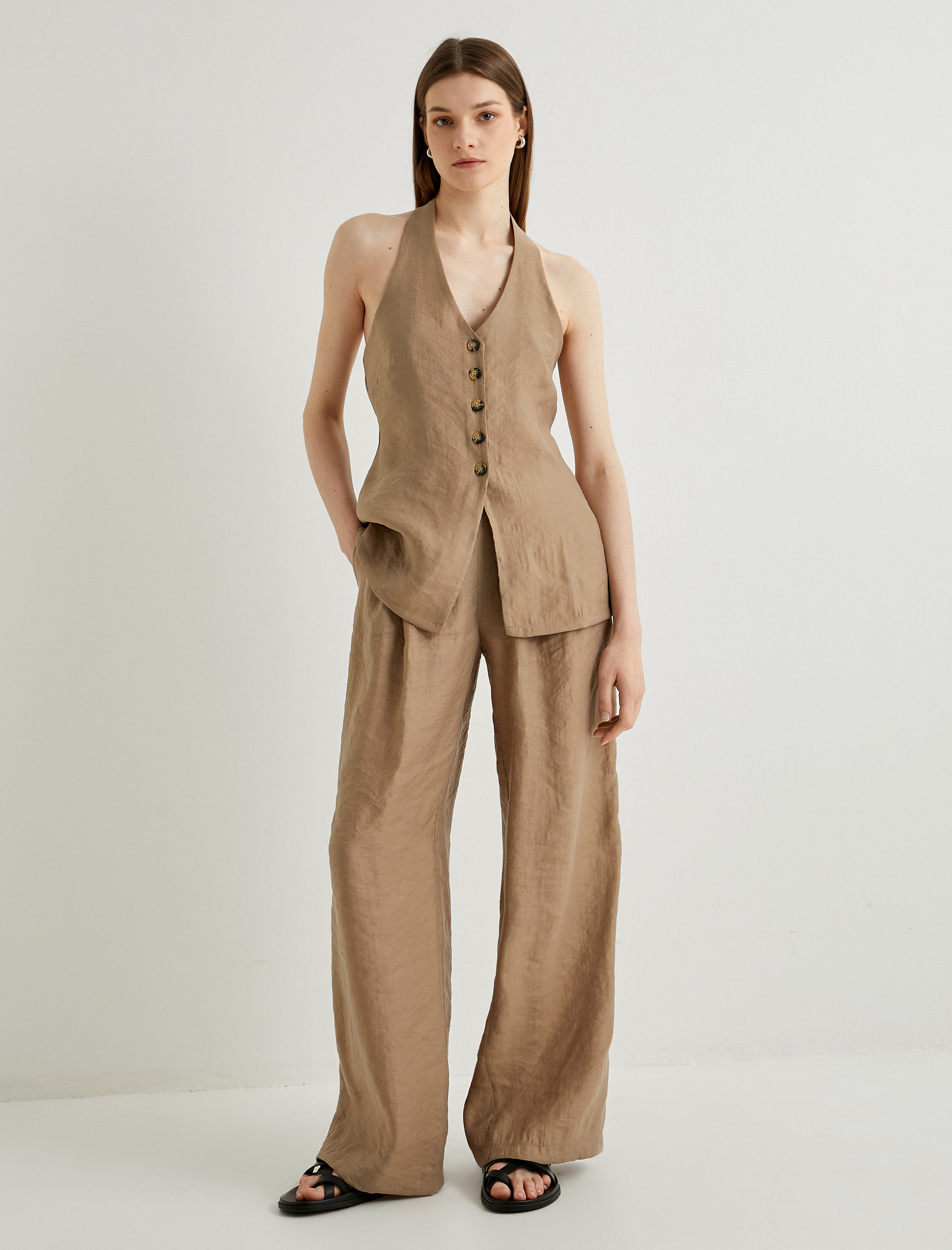   V Yaka Yelek Düğmeli Sırtı Pencere Detaylı