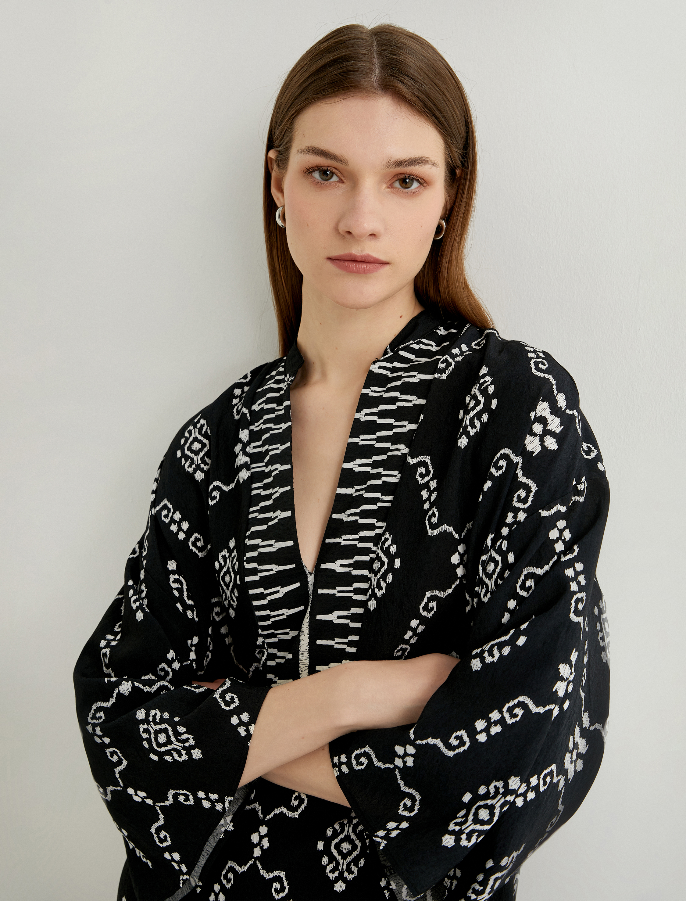   Viskon Elbise Uzun Geniş Kollu Yırtmaç Detaylı V Yaka