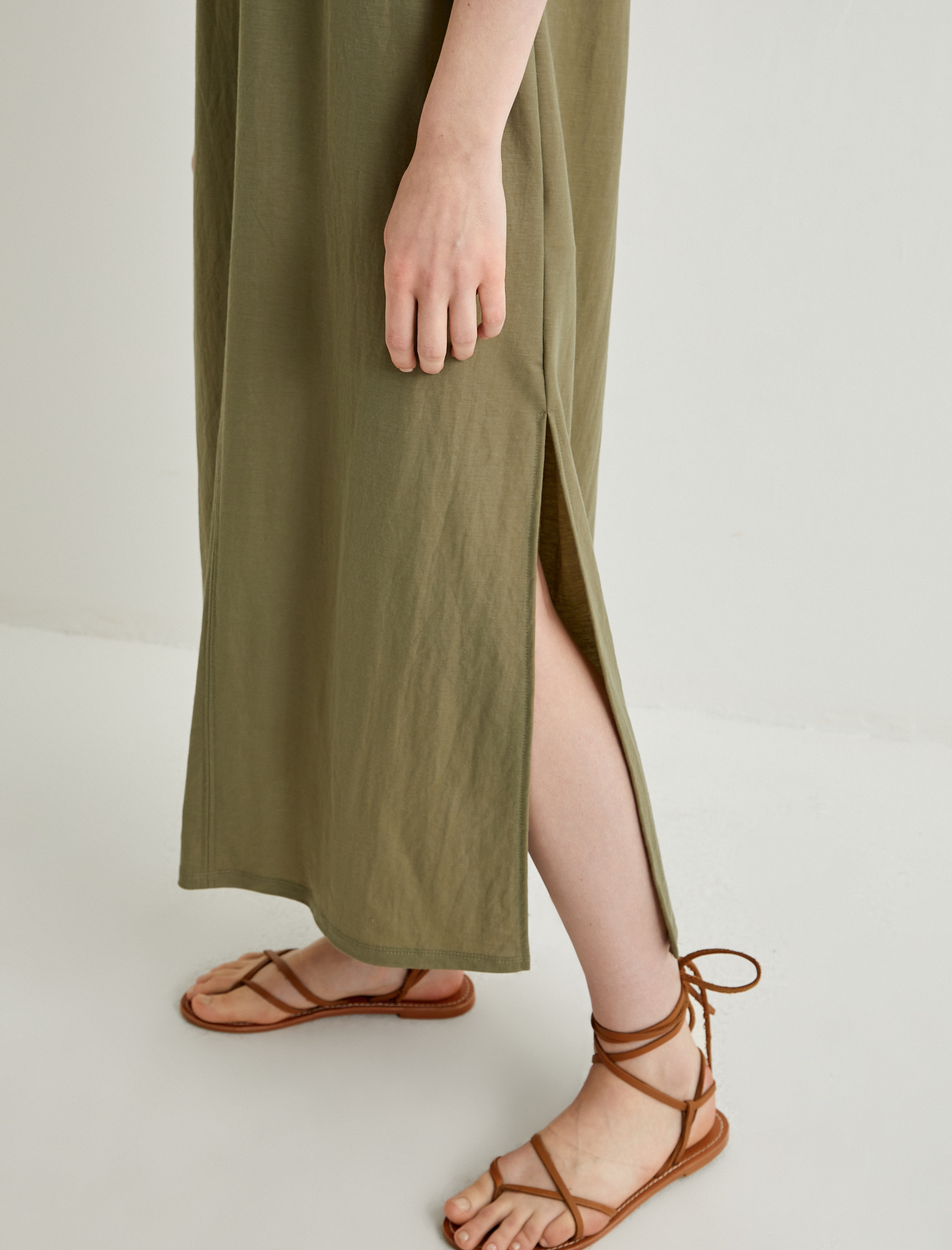   Uzun Elbise V Yaka Kısa Kollu Yırtmaçlı Viskon Karışımlı Rahat Kesim