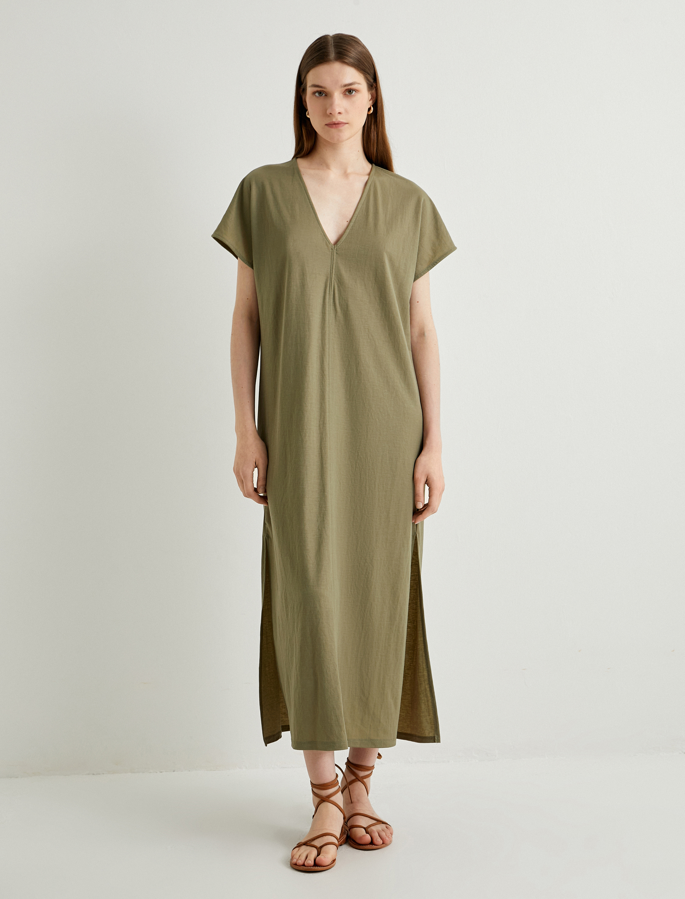   Uzun Elbise V Yaka Kısa Kollu Yırtmaçlı Viskon Karışımlı Rahat Kesim