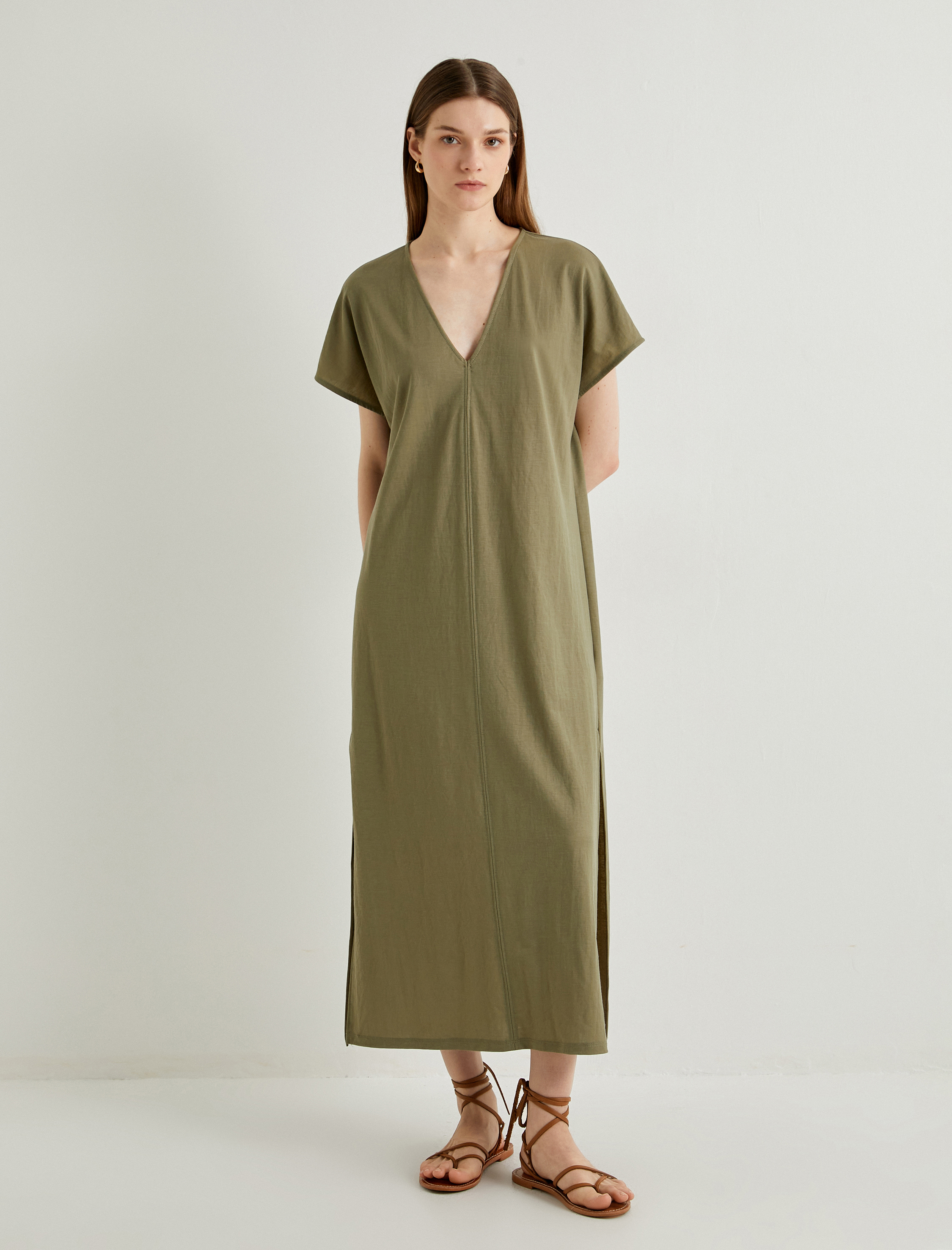   Uzun Elbise V Yaka Kısa Kollu Yırtmaçlı Viskon Karışımlı Rahat Kesim