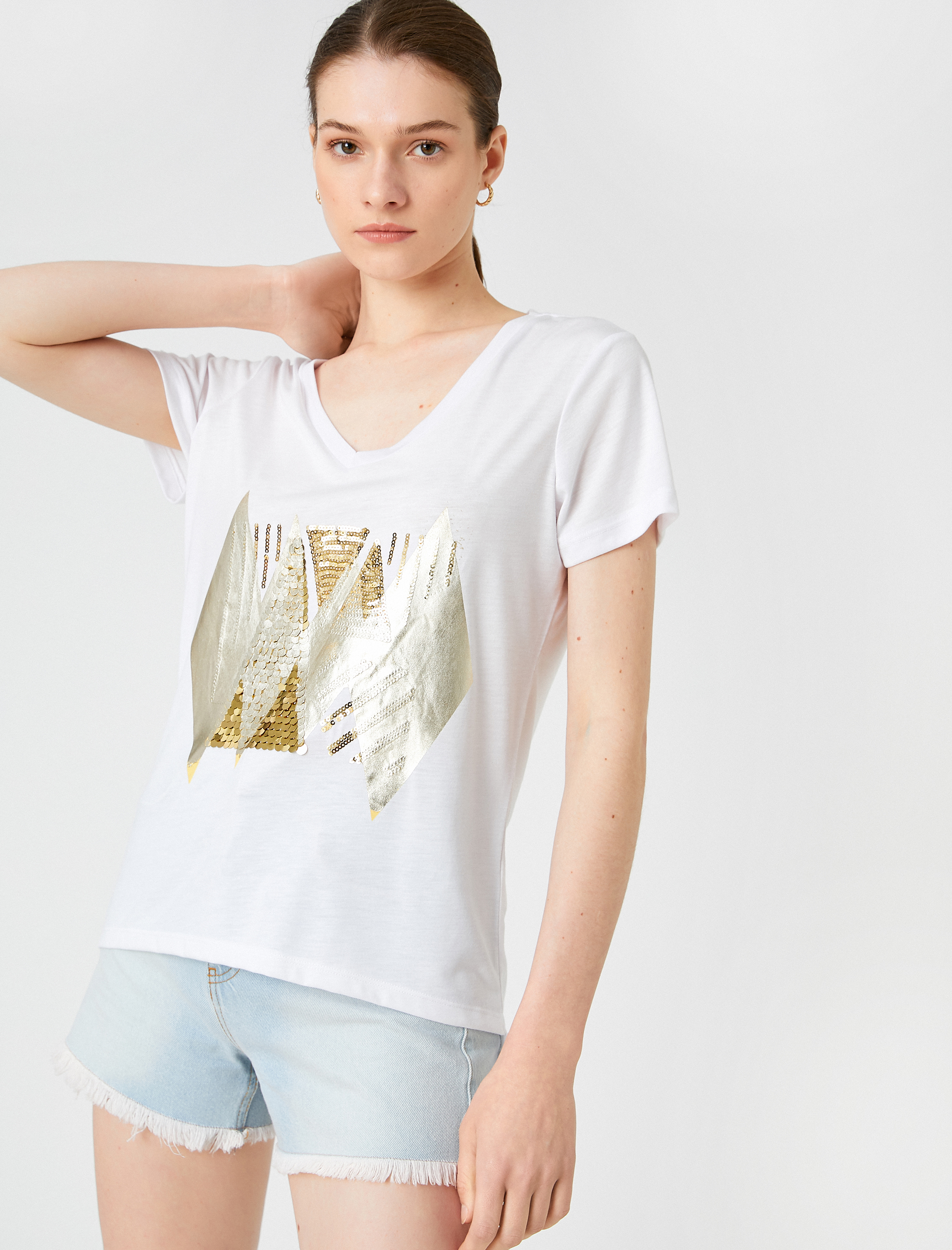   V Yaka Kısa Kollu Baskılı Tişört