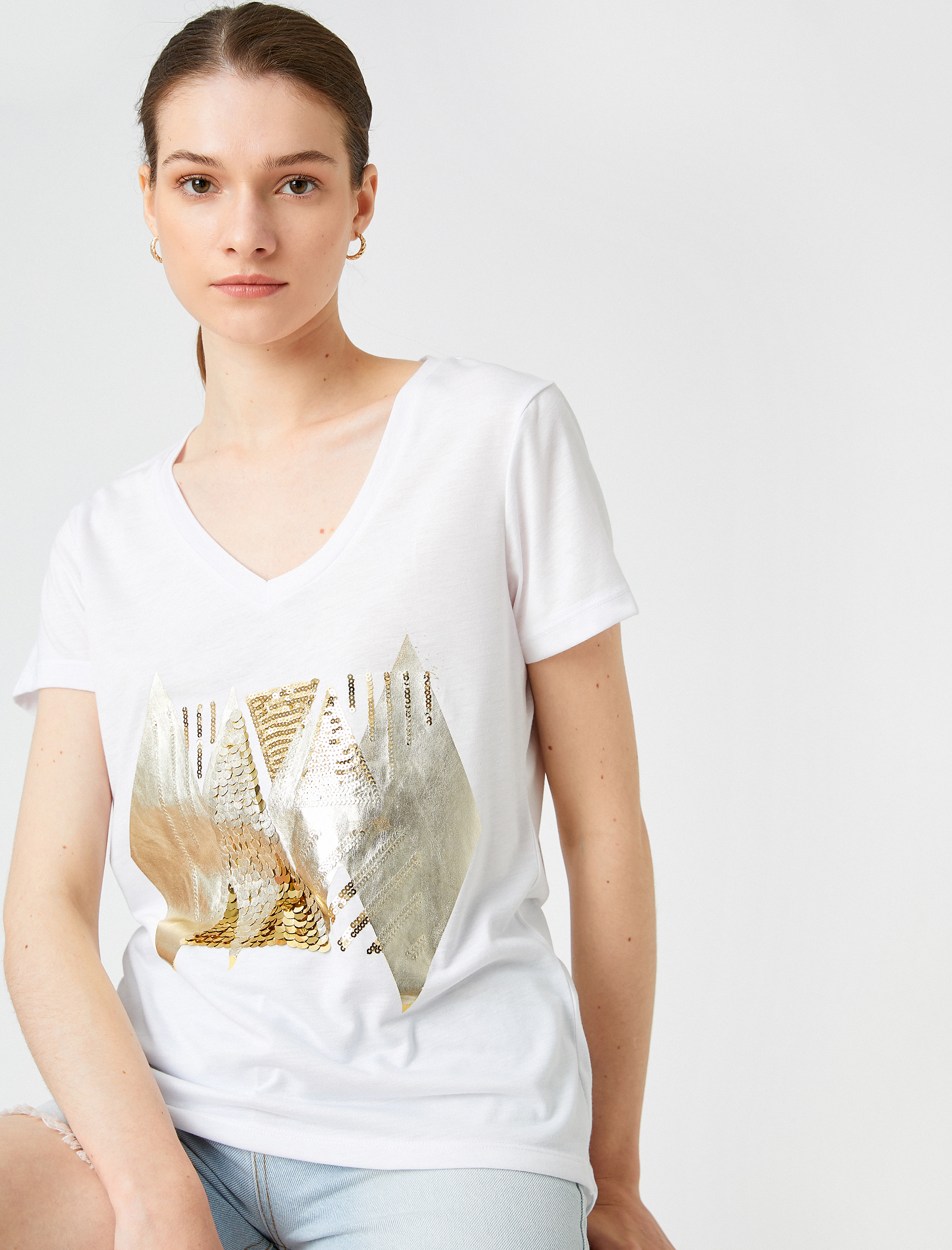   V Yaka Kısa Kollu Baskılı Tişört