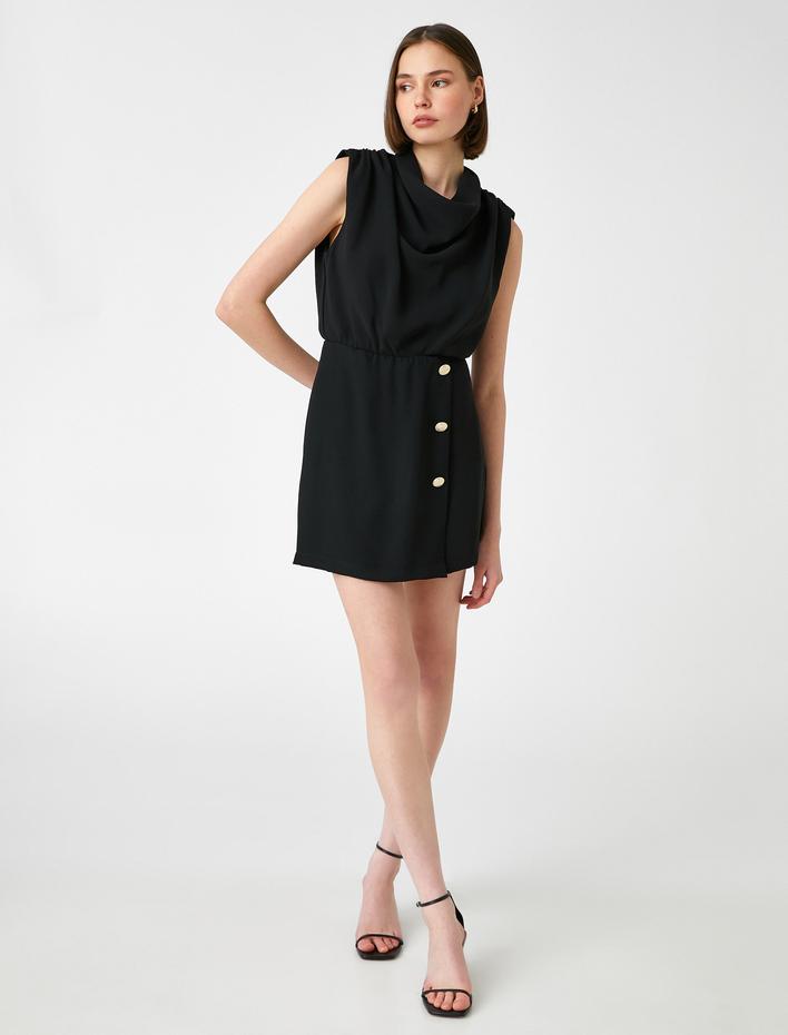  Dökümlü Drape Yaka Kolsuz Düğme Detaylı Mini Elbise