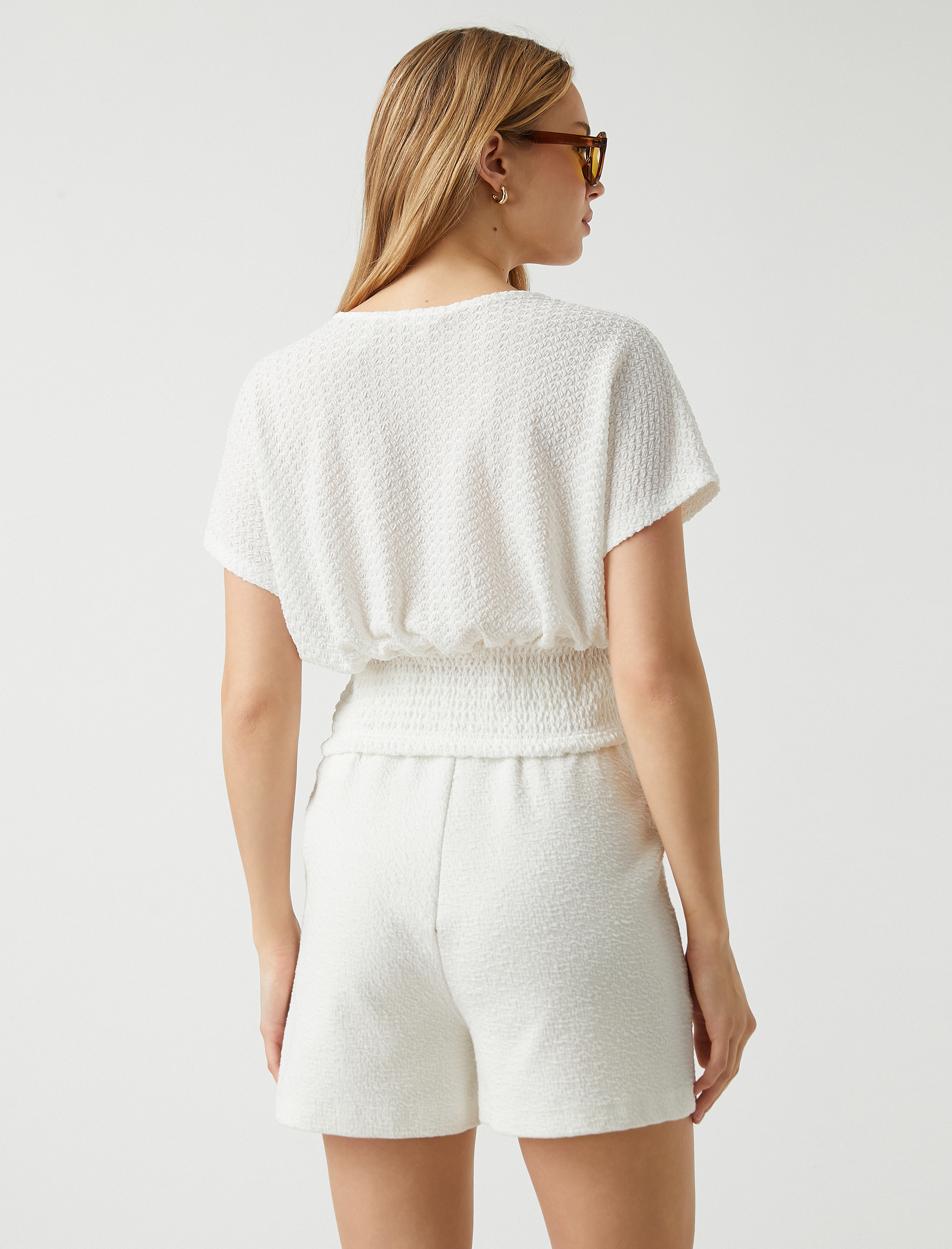   V Yaka Kısa Kollu Tişört