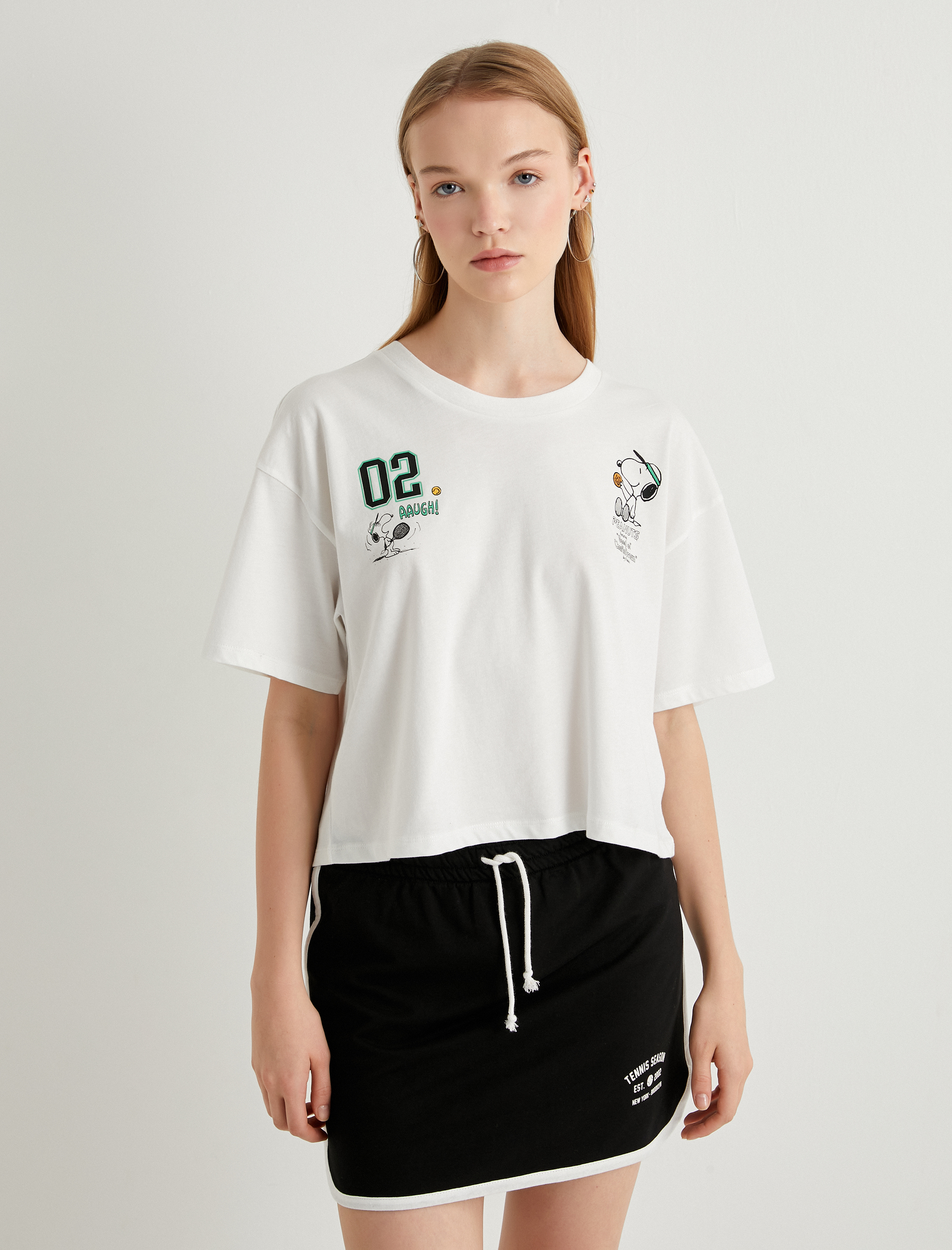   Snoopy Crop Tişört Arkası Baskılı Tenis Temalı Lisanslı Kısa Kollu Bisiklet Yaka