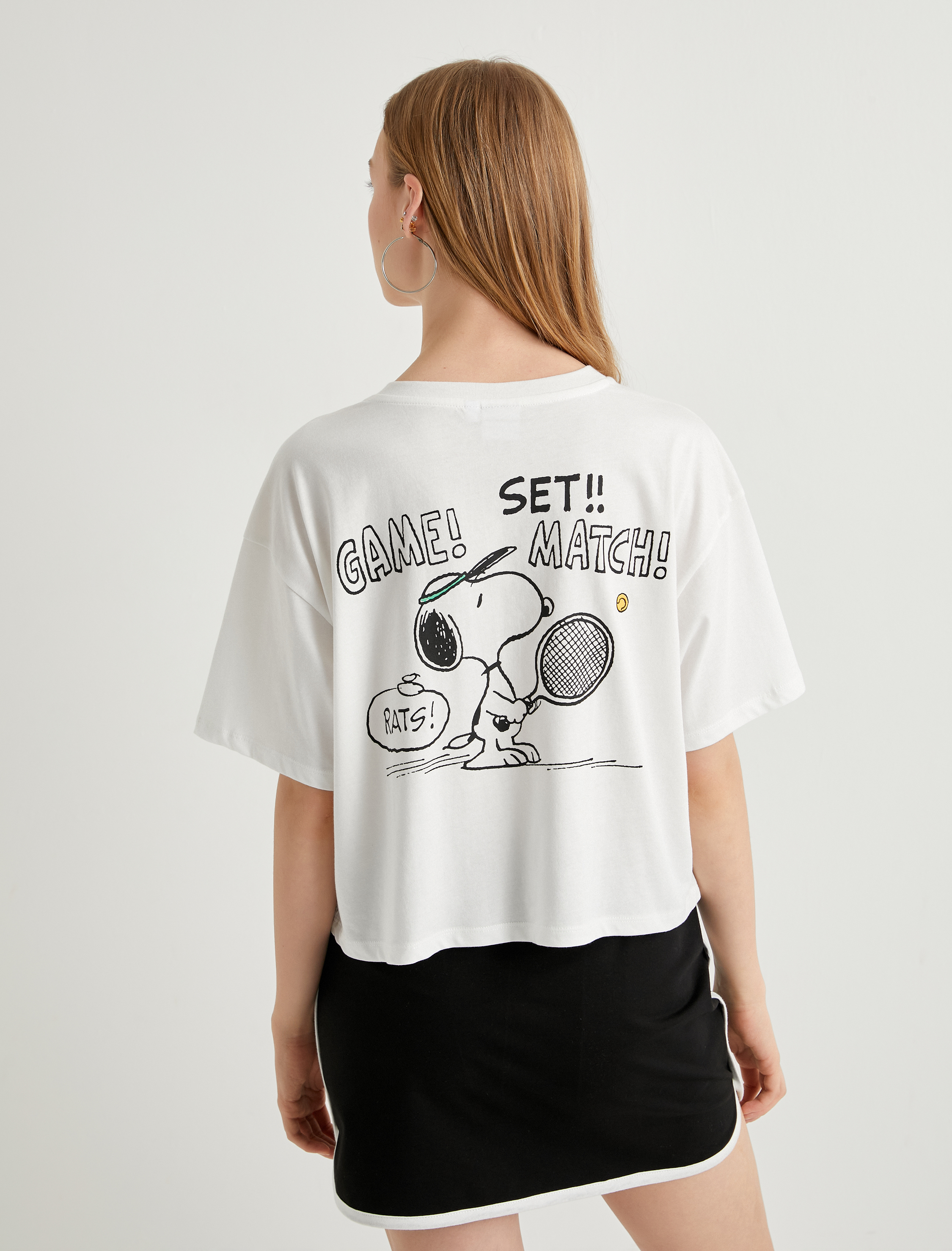   Snoopy Crop Tişört Arkası Baskılı Tenis Temalı Lisanslı Kısa Kollu Bisiklet Yaka