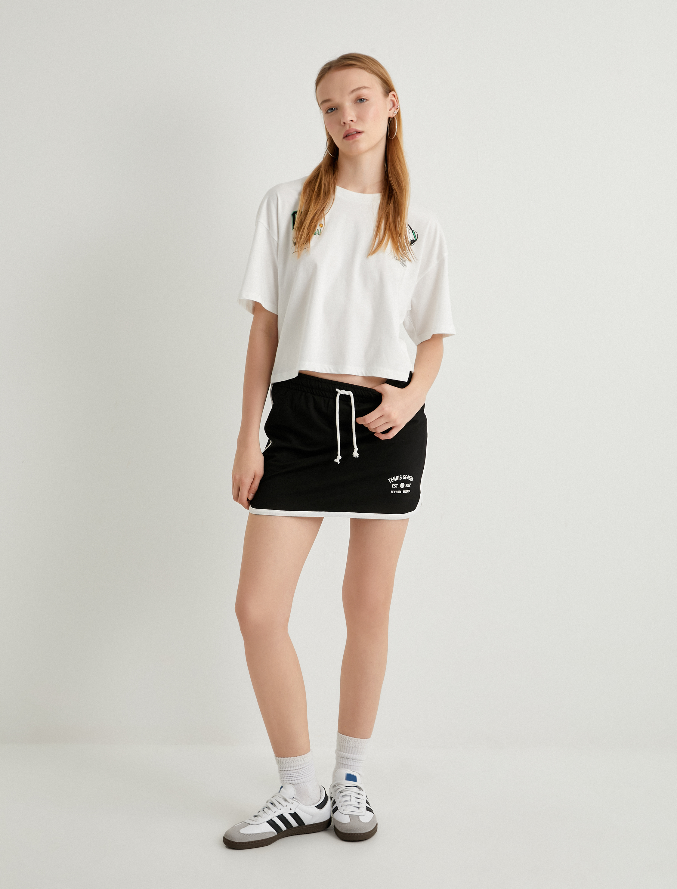   Snoopy Crop Tişört Arkası Baskılı Tenis Temalı Lisanslı Kısa Kollu Bisiklet Yaka